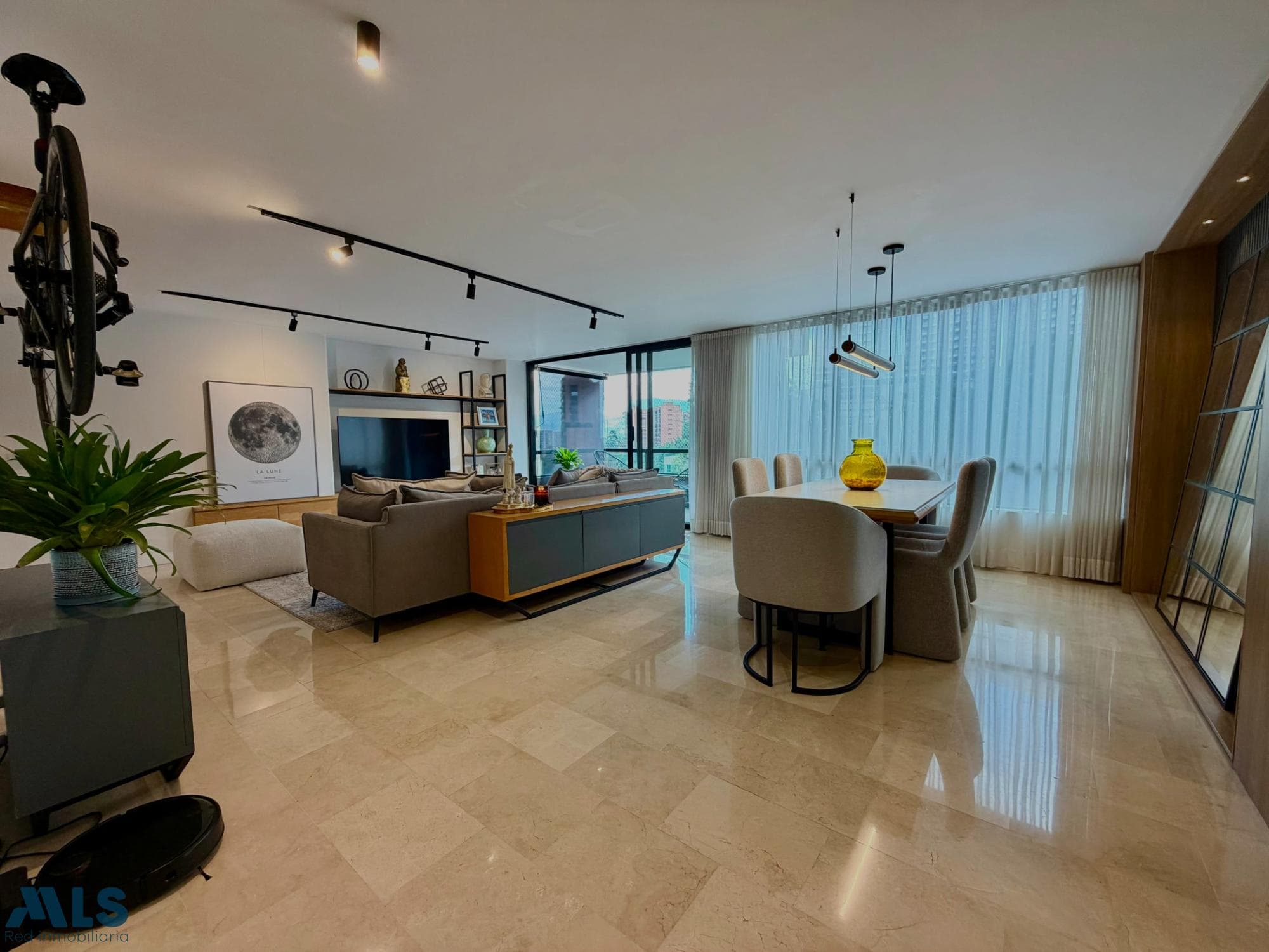 Apartamento en venta en El Campestre, Poblado, Medellín — foto 1 de 19