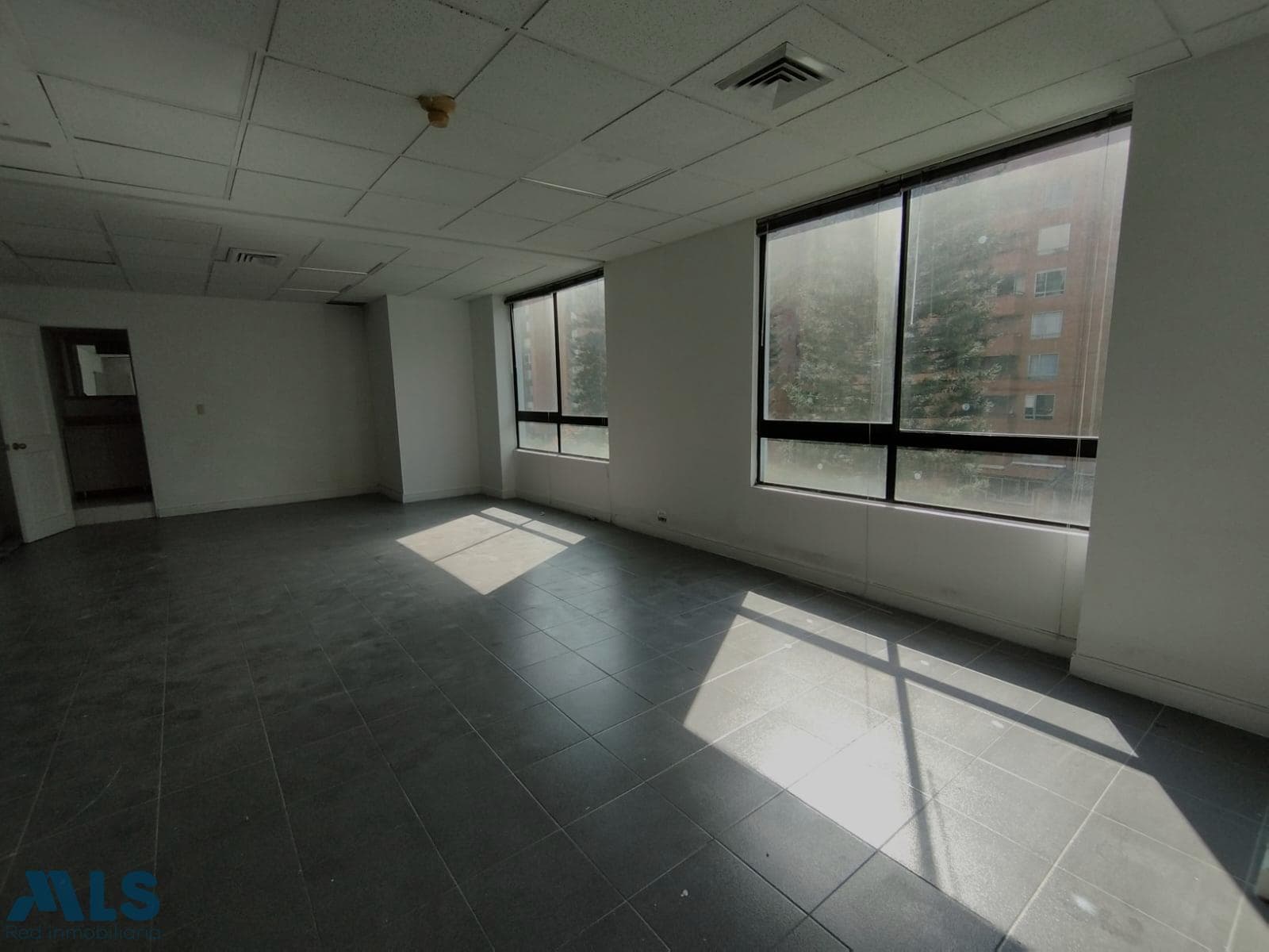 Oficina en venta en La Aguacatala, Poblado, Medellín — foto 1 de 8