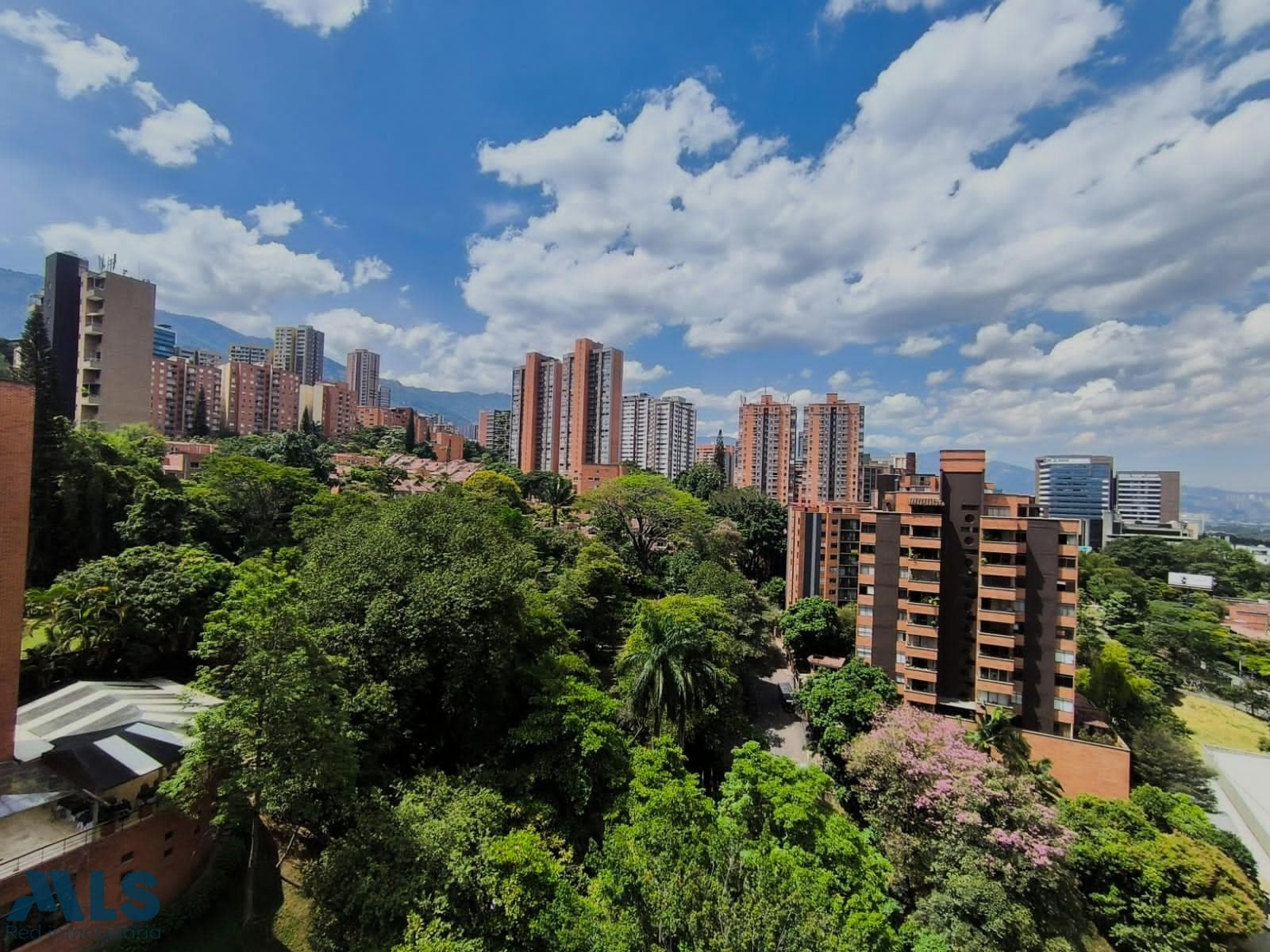 Apartamento en venta en Castropol, Poblado, Medellín — foto 1 de 25