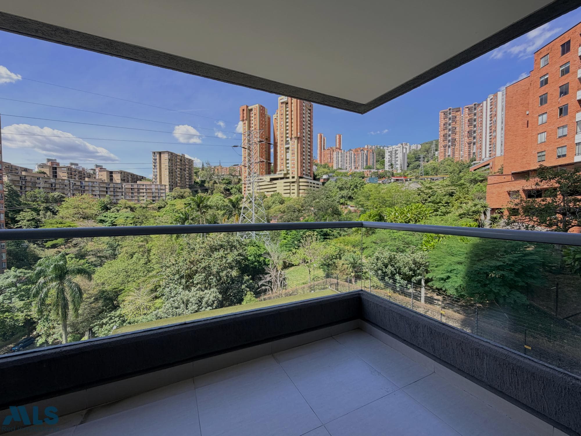 Apartamento en venta en Castropol, Poblado, Medellín — foto 1 de 49