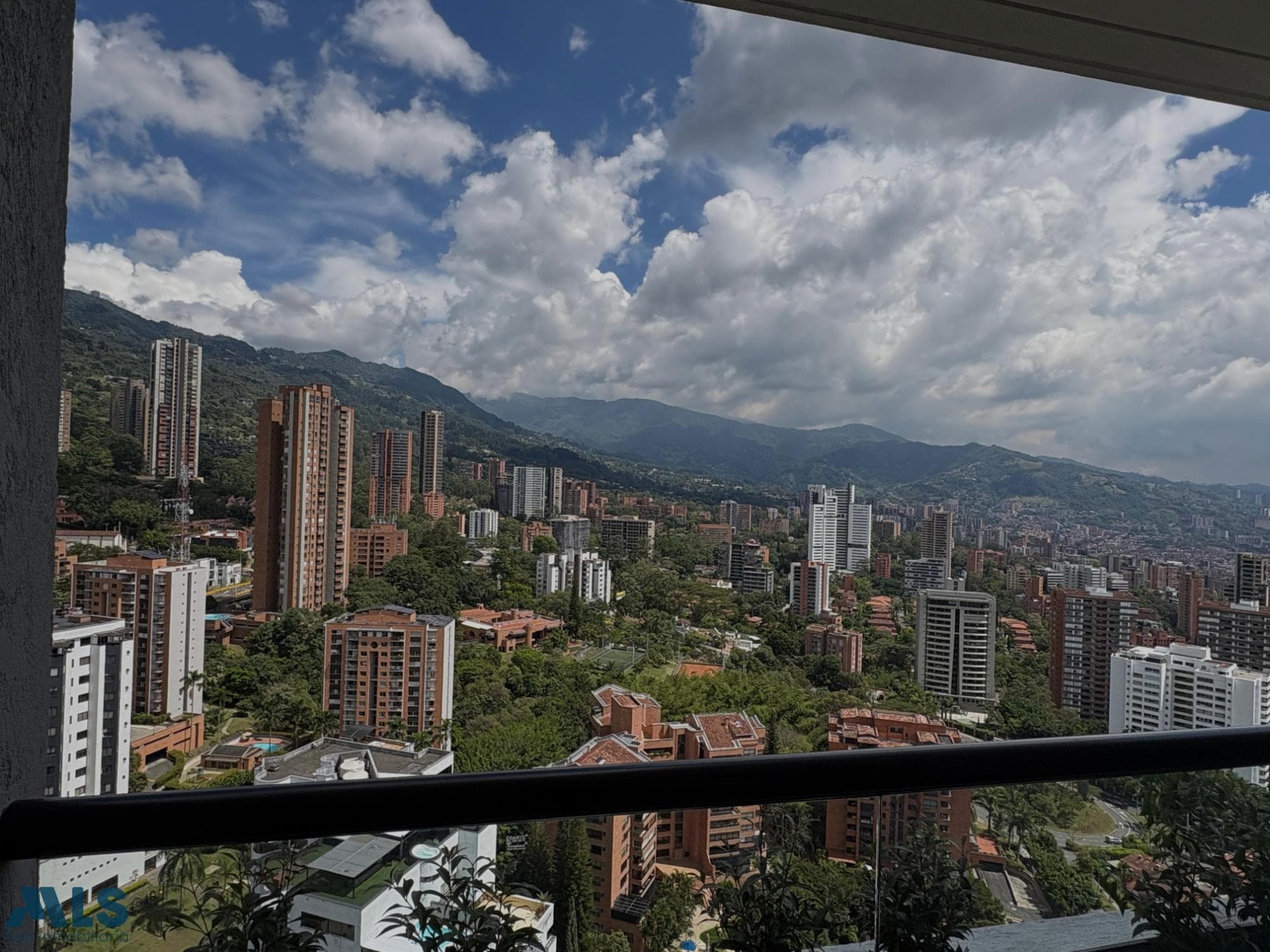 Apartamento en venta en Linares, Poblado, Medellín — foto 1 de 8