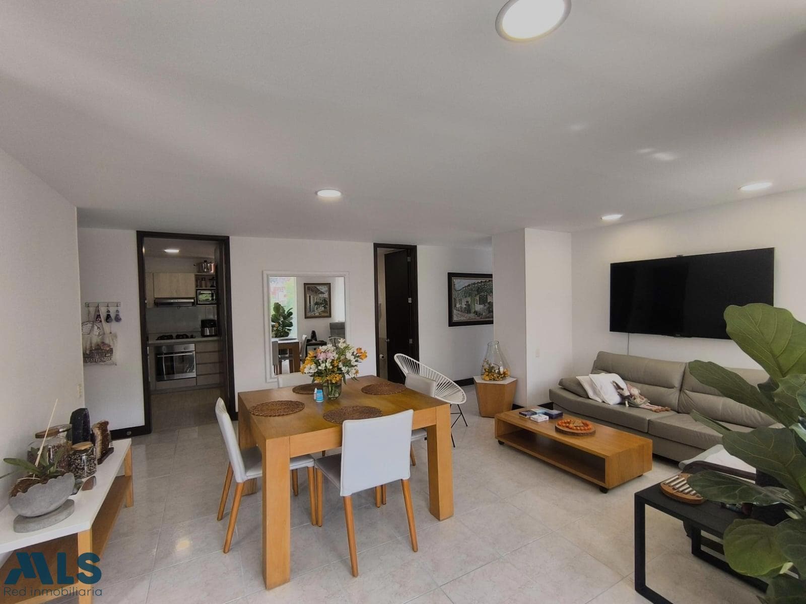 Apartamento en venta en Castropol, Poblado, Medellín — foto 1 de 28