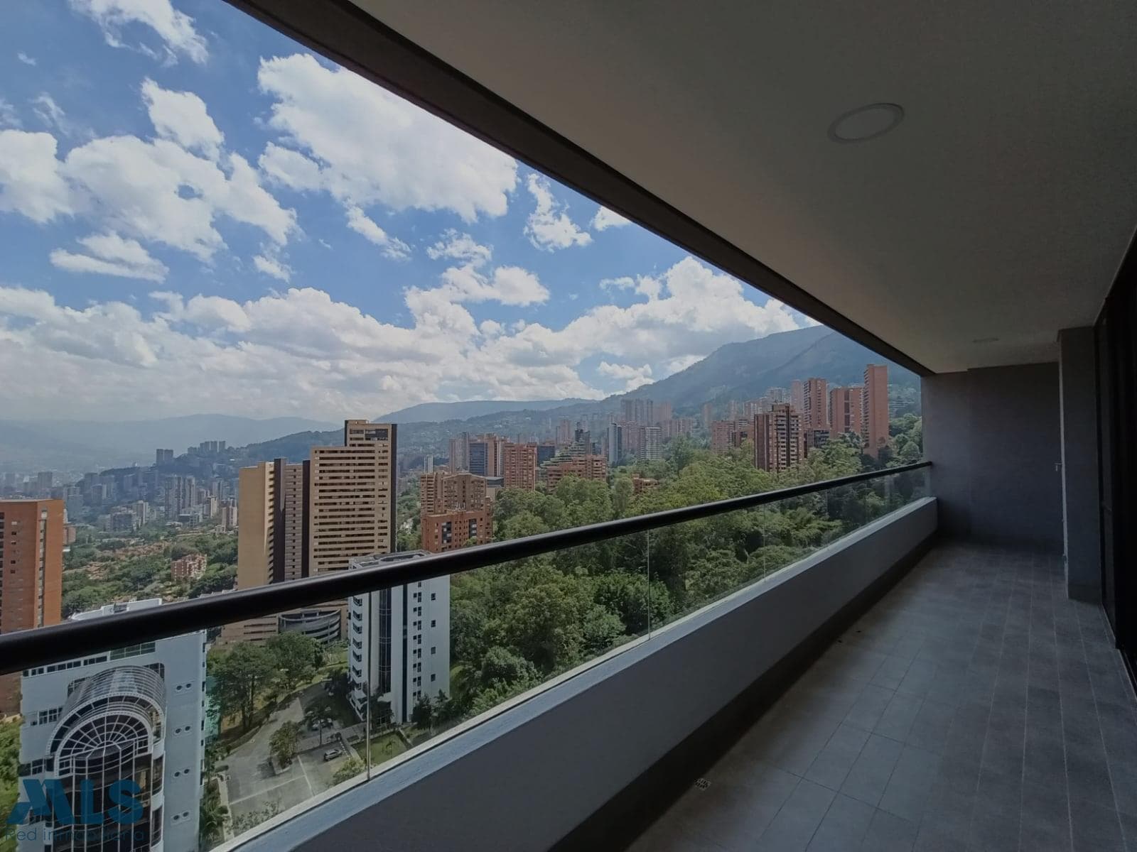 Apartamento en venta en Linares, Poblado, Medellín — foto 1 de 20