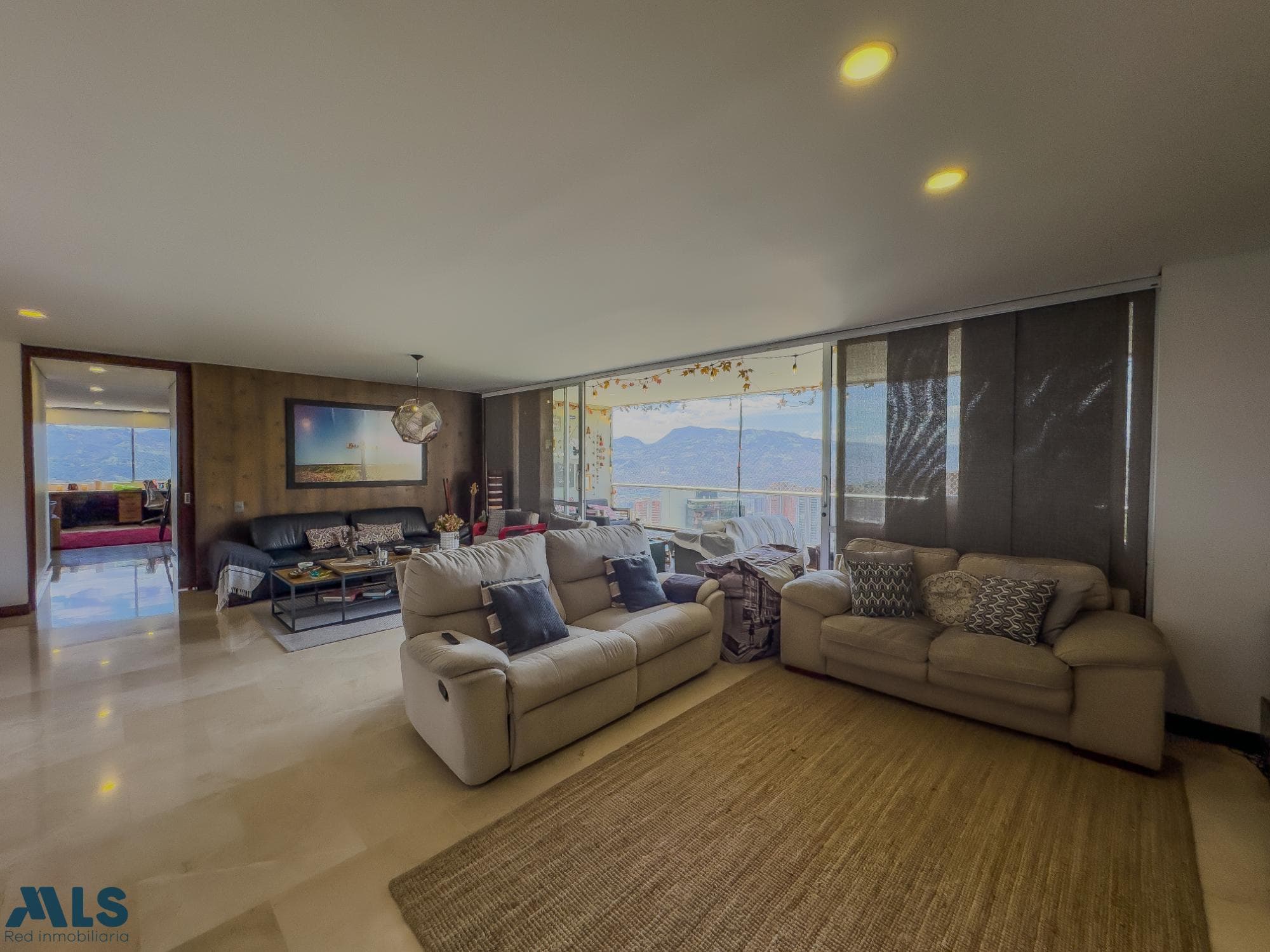 Apartamento en venta en Los Naranjos, Poblado, Medellín — foto 1 de 33