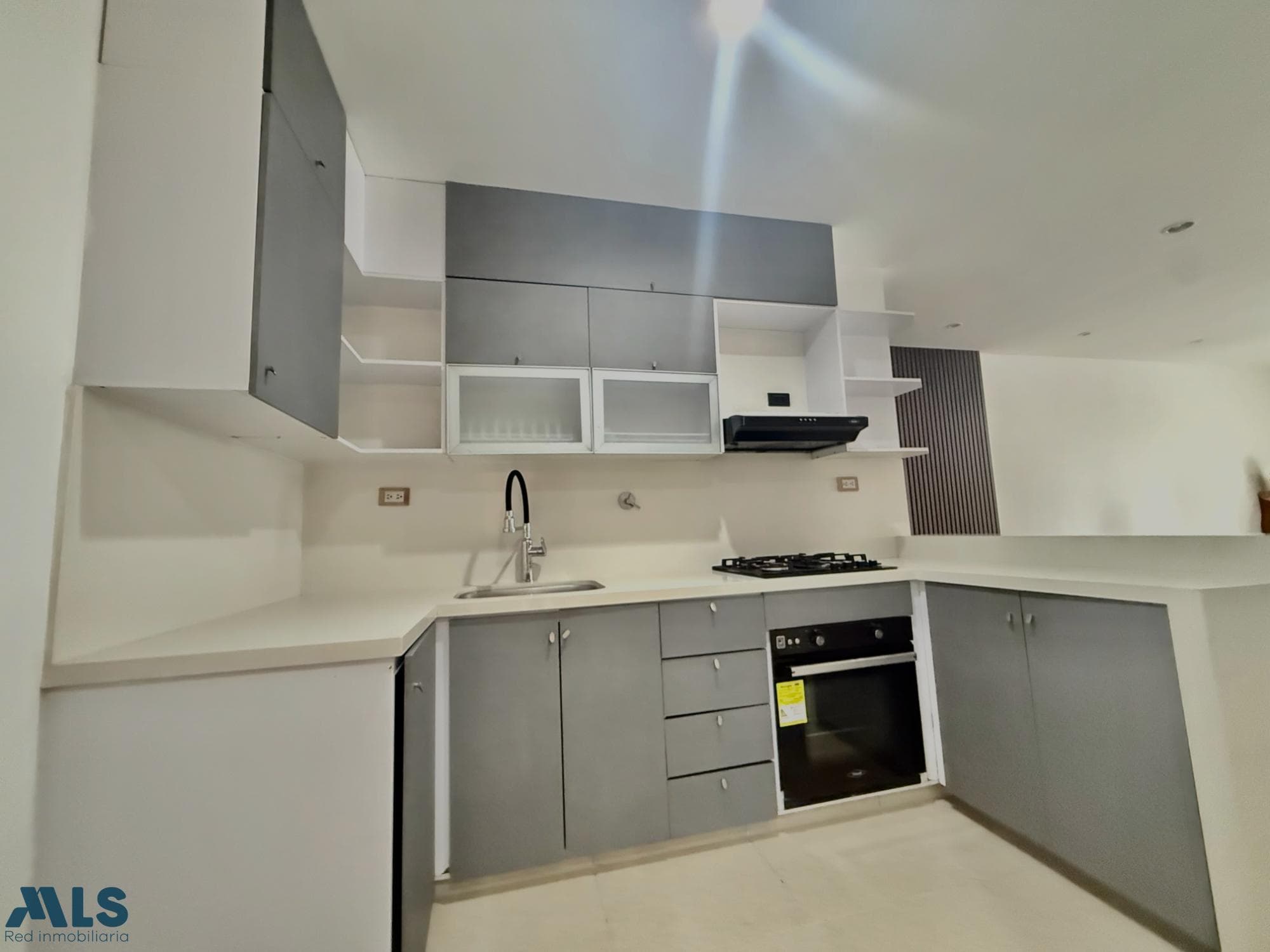 Apartamento en venta en Castropol, Poblado, Medellín — foto 1 de 9