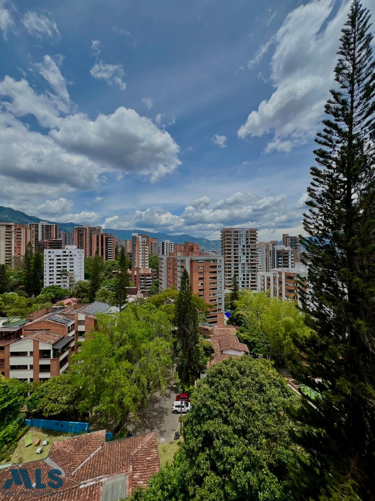 Apartamento en venta en Castropol, Poblado, Medellín — foto 1 de 42