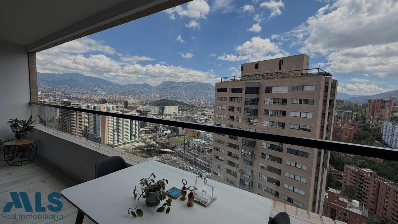 Apartamento en venta en Castropol, Poblado, Medellín — foto 1 de 18