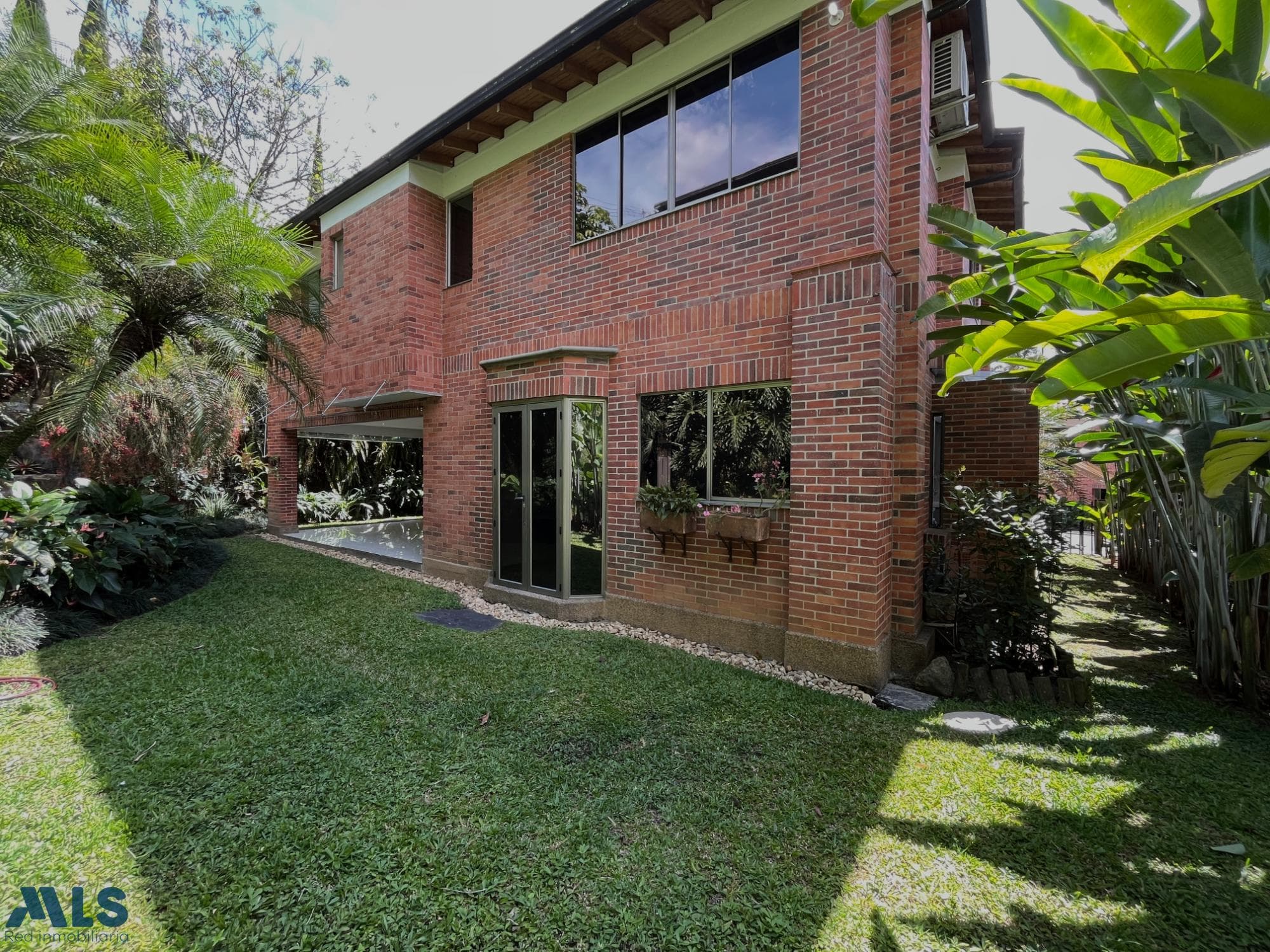 Casa en venta en Loma Cola Del Zorro, Poblado, Medellín — foto 1 de 33