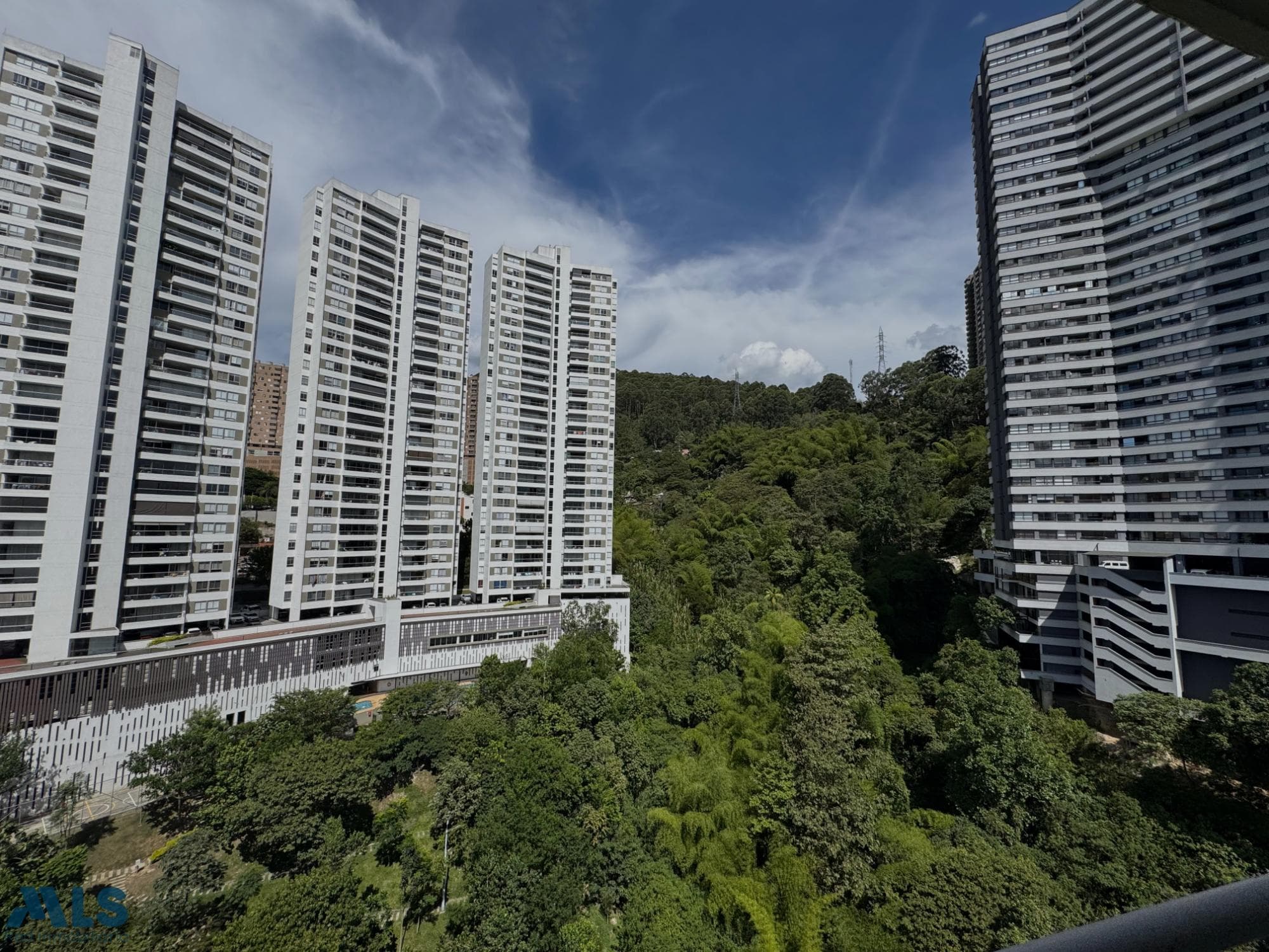 Apartamento en venta en Loma Del Indio, Poblado, Medellín — foto 1 de 37