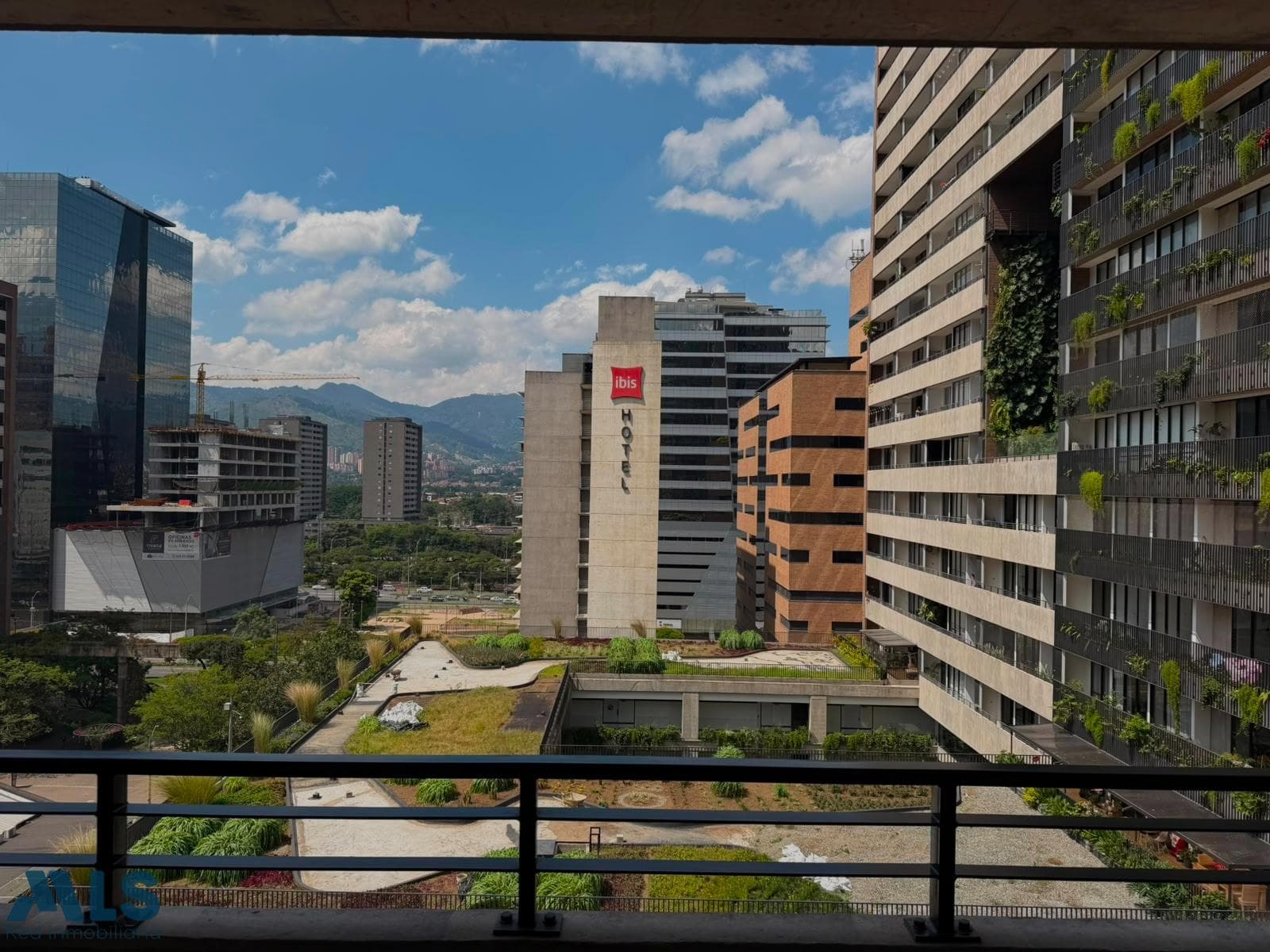 Apartamento en venta en Ciudad del Rio, Poblado, Medellín — foto 1 de 11