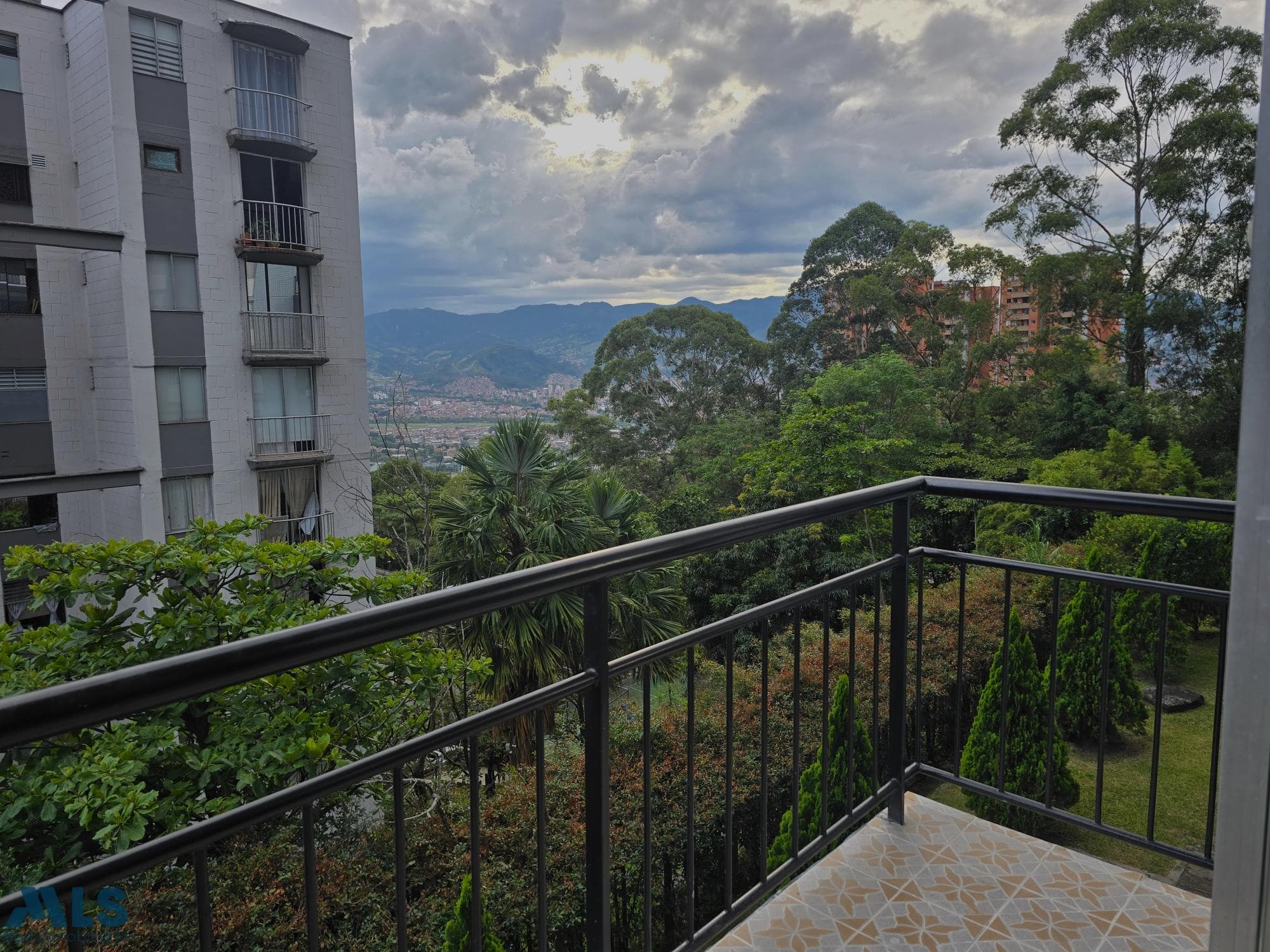 Apartamento en venta en Loma del Indio, Poblado, Medellín — foto 1 de 14