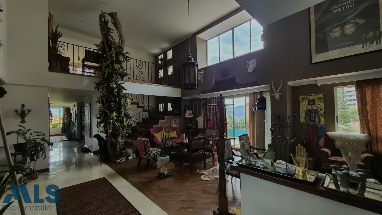 Apartamento en venta en La Calera, Poblado, Medellín — foto 1 de 33