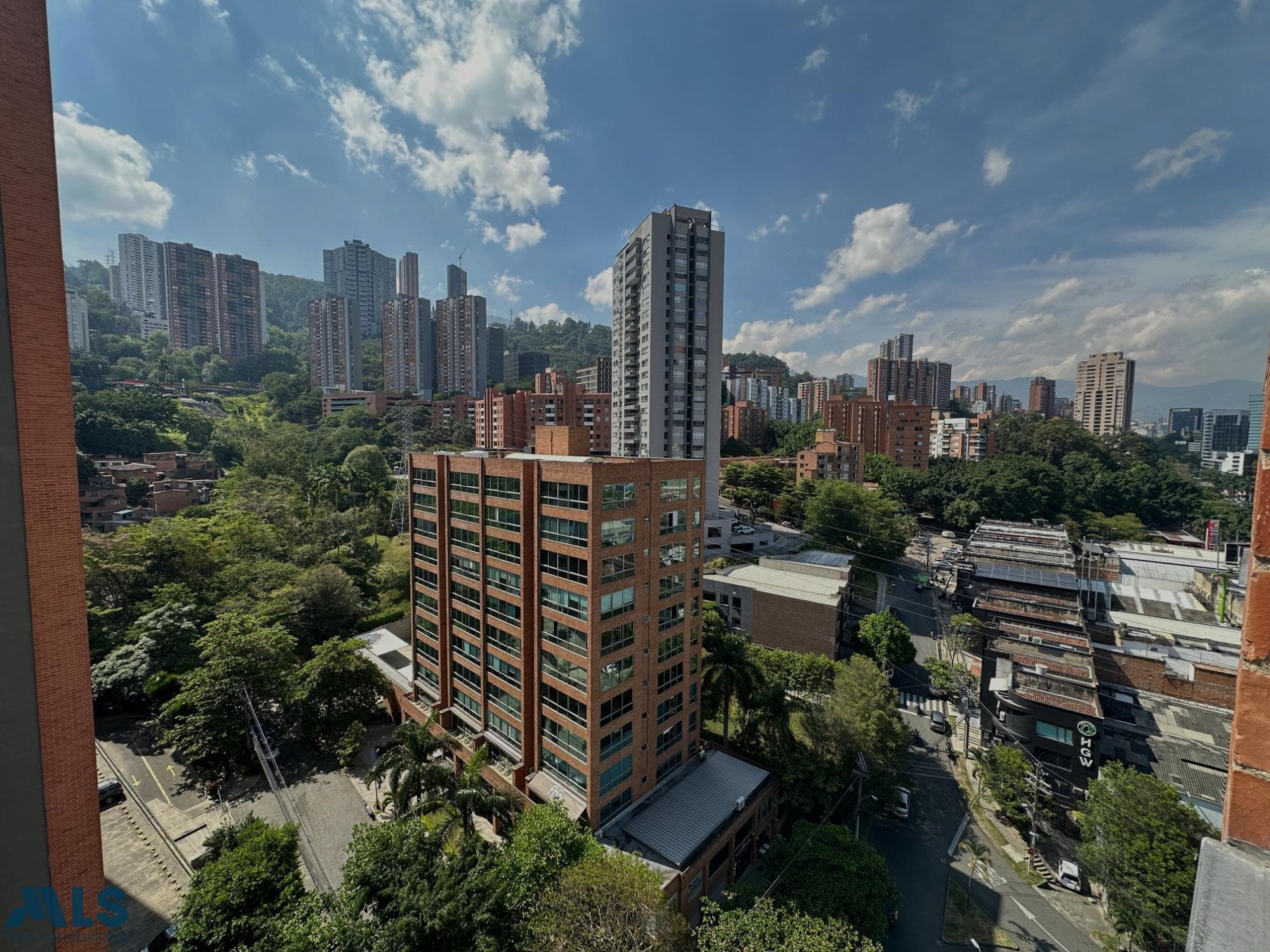 Apartamento en venta en Loma de San Julian, Poblado, Medellín — foto 1 de 15