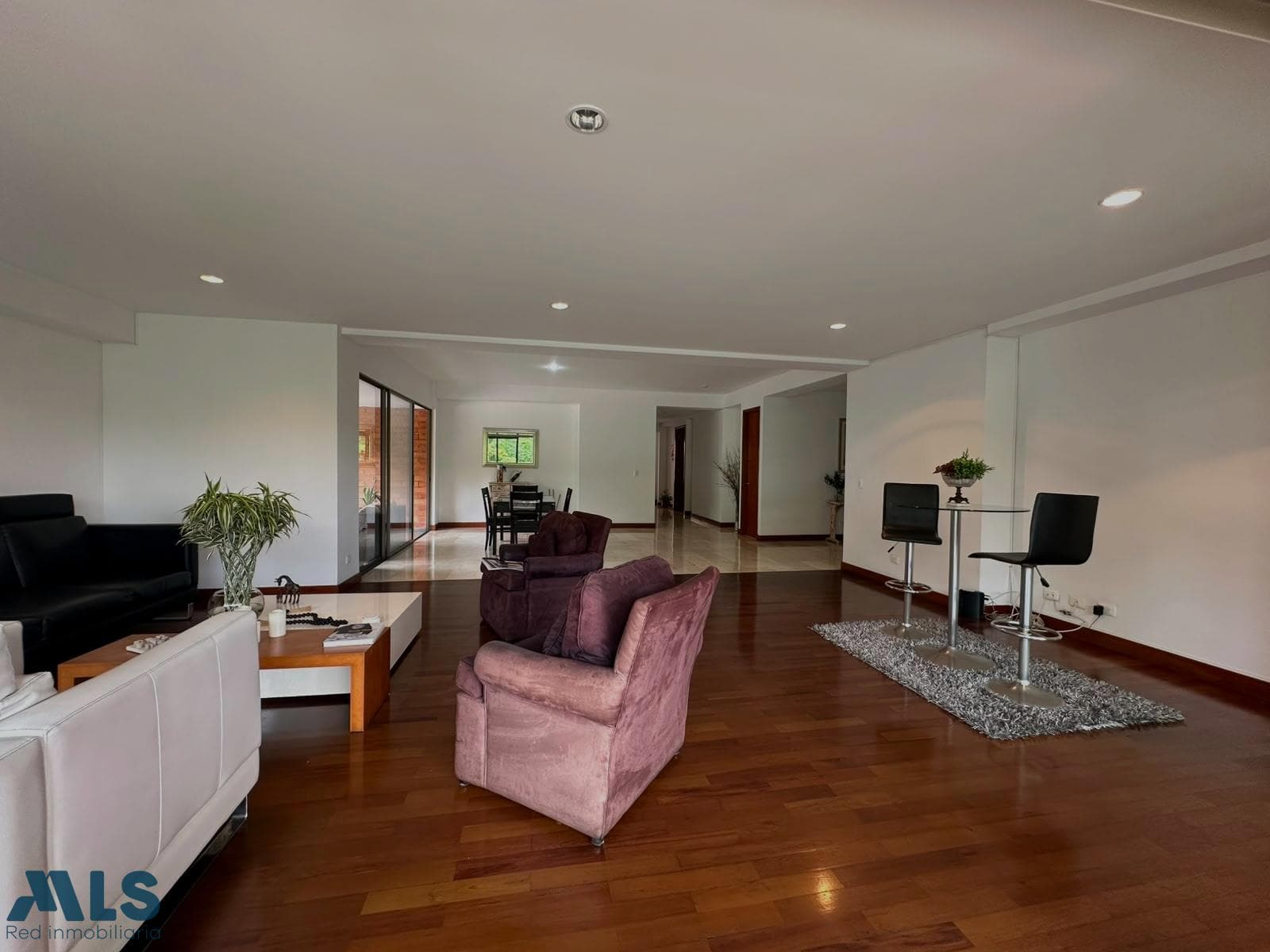 Apartamento en venta en La Florida, Poblado, Medellín — foto 1 de 17