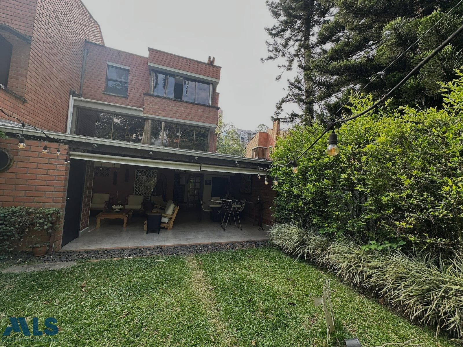 Casa en venta en La Calera, Poblado, Medellín — foto 1 de 31
