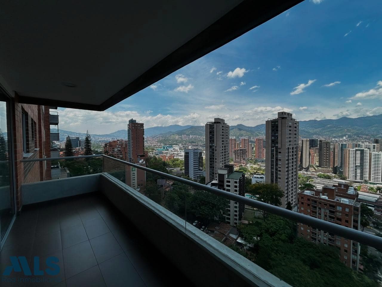 Apartamento en venta en Castropol, Poblado, Medellín — foto 1 de 33