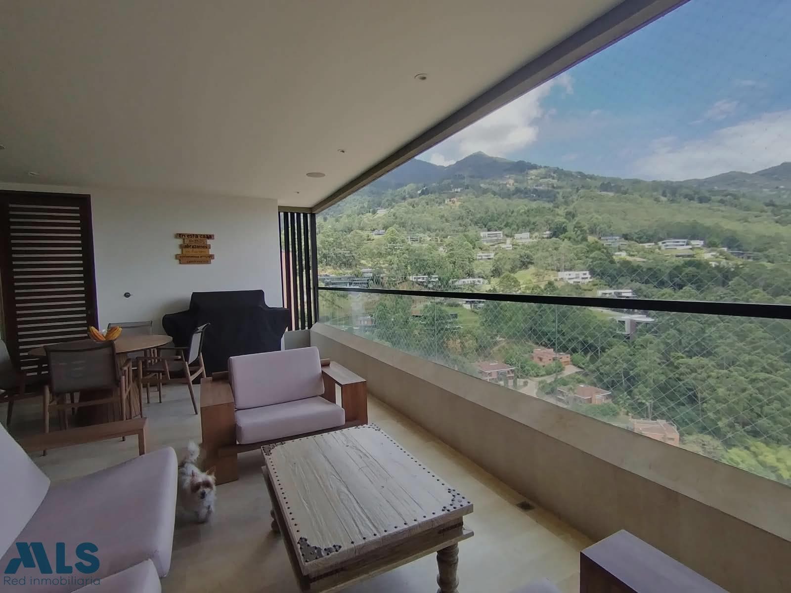 Apartamento en venta en La Calera, Poblado, Medellín — foto 1 de 46