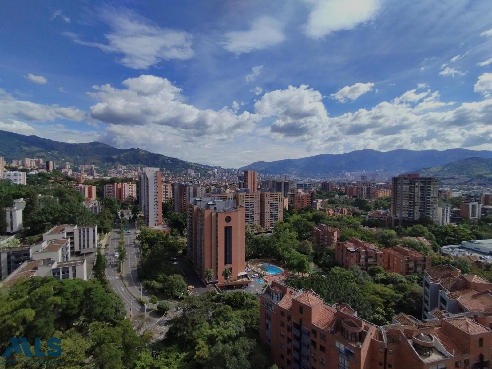 Apartamento en venta en La Frontera, Poblado, Medellín — foto 1 de 16