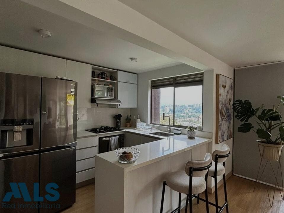 Apartamento en venta en Loma de los Bernal, Belén Guayabal, Medellín — foto 1 de 12