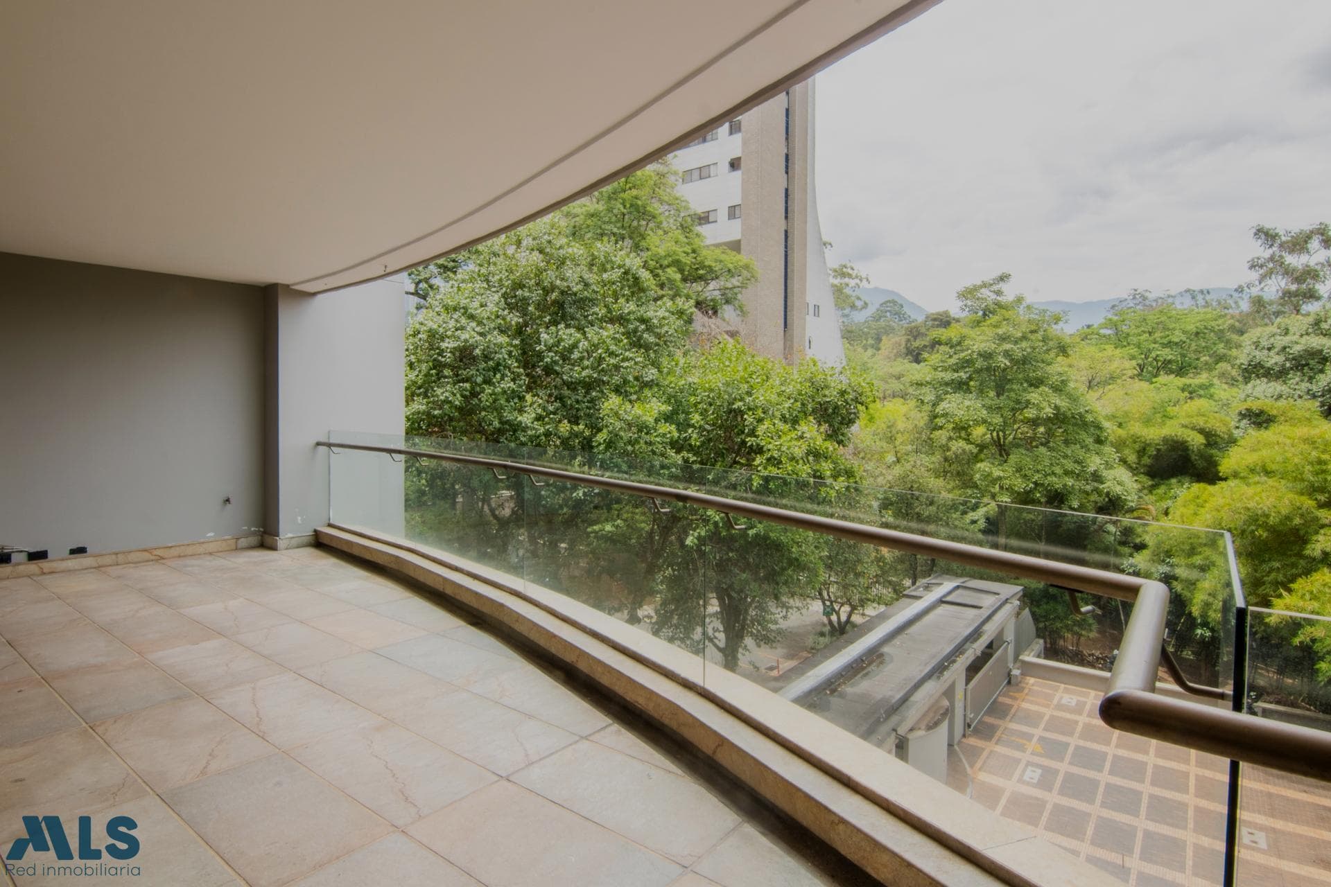Apartamento en venta en El Campestre, Poblado, Medellín — foto 1 de 30