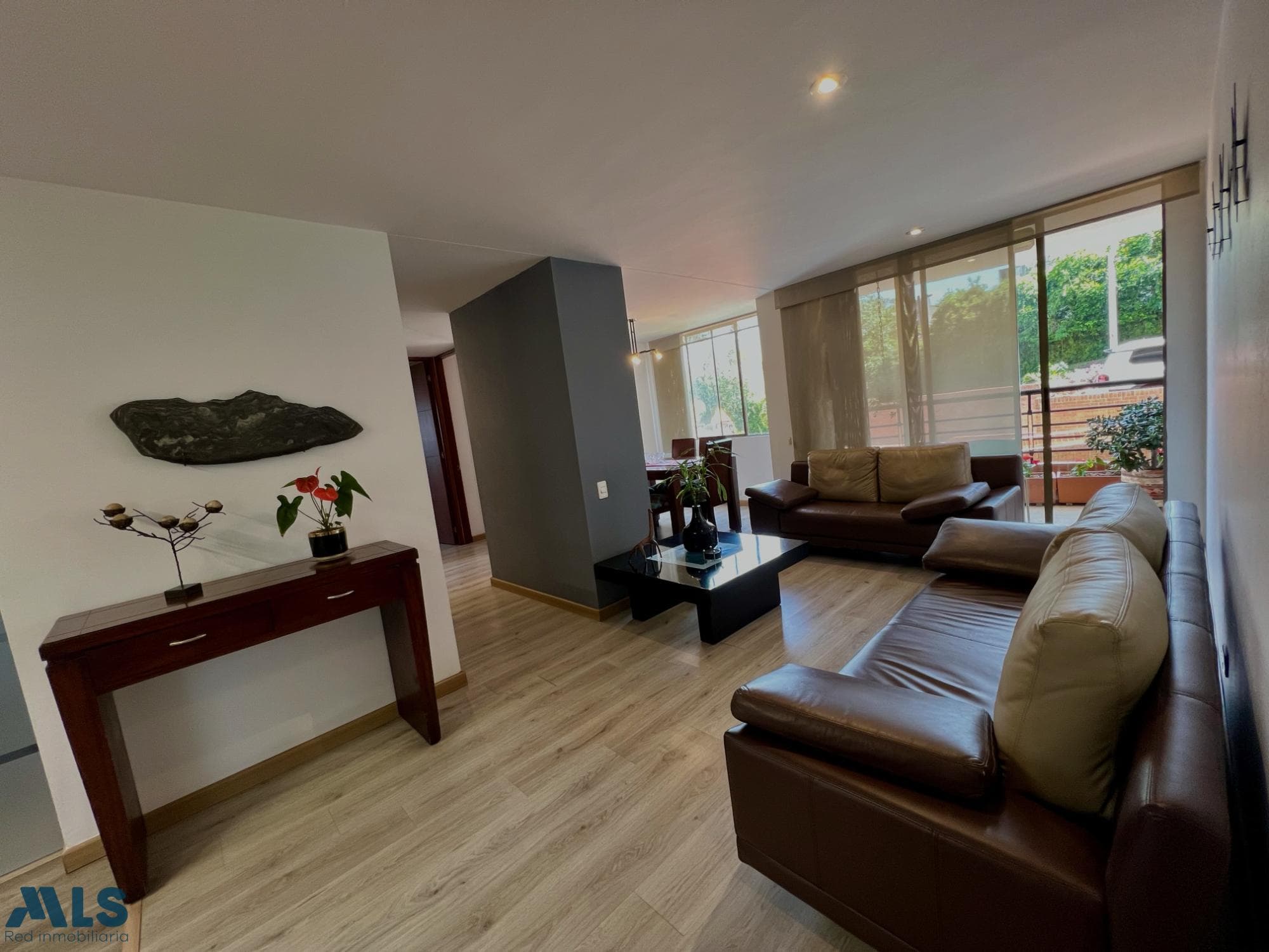 Apartamento en venta en Loma Cola del Zorro, Poblado, Medellín — foto 1 de 33