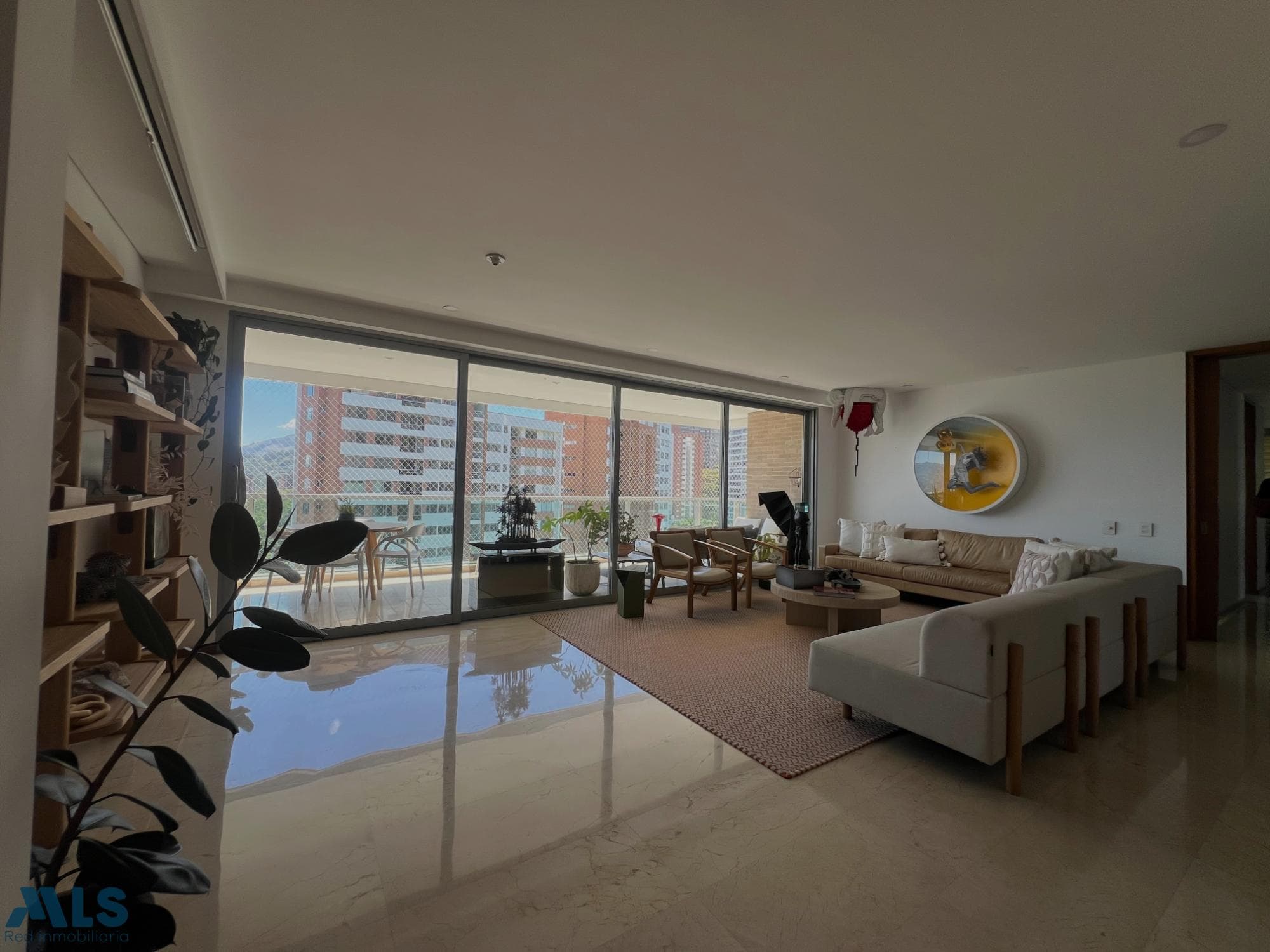 Apartamento en venta en El Tesoro, Poblado, Medellín — foto 1 de 24