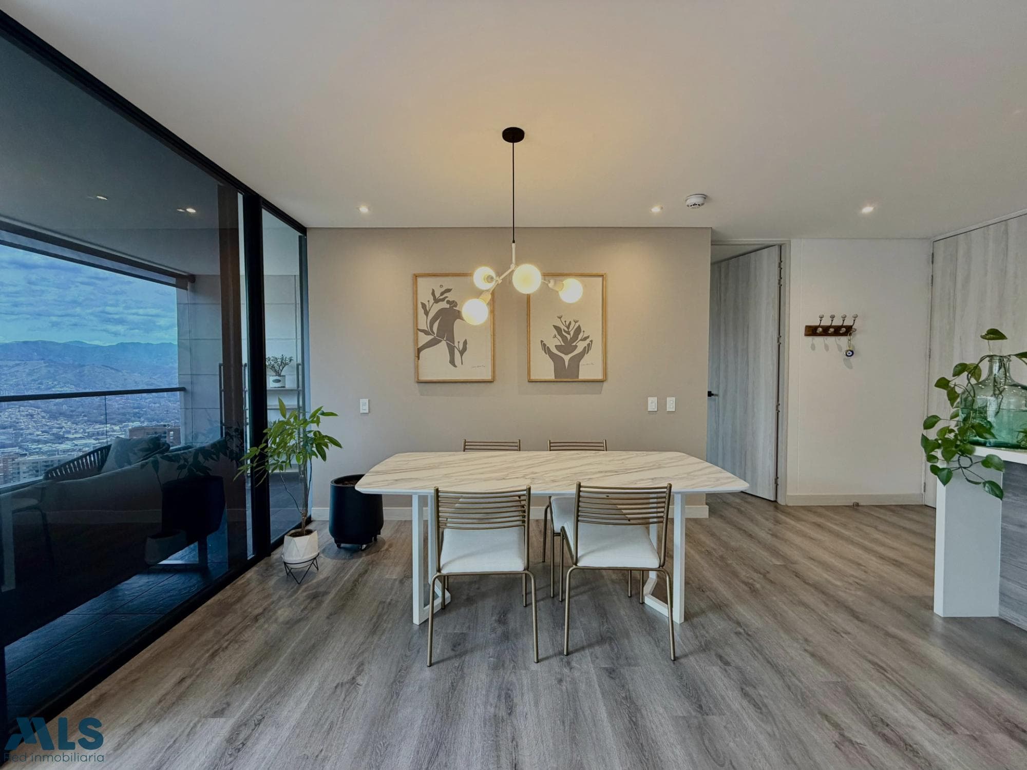 Apartamento en venta en Loma Los Gonzalez, Poblado, Medellín — foto 1 de 25