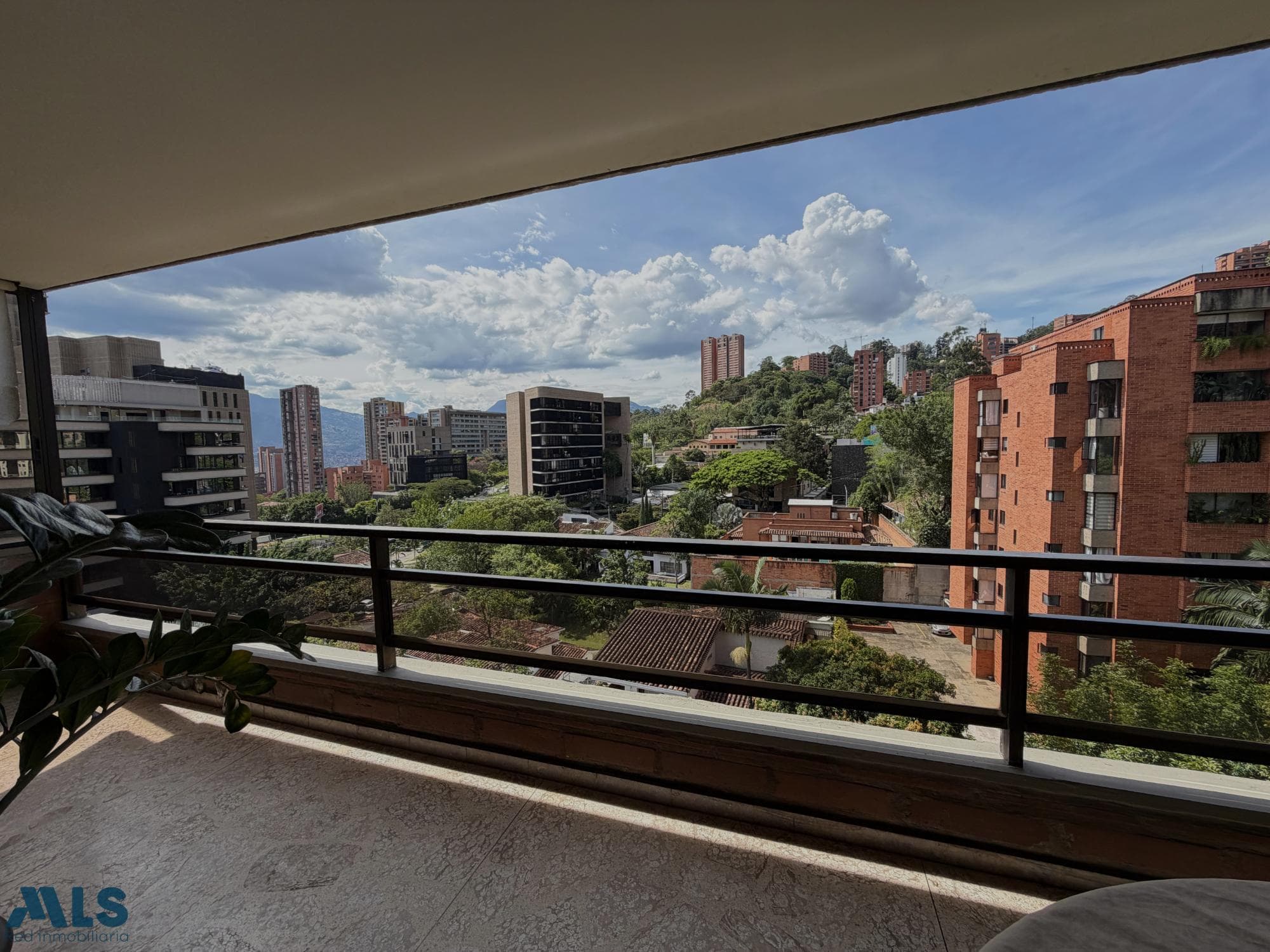 Apartamento en venta en Las Lomas Nº 1, Poblado, Medellín — foto 1 de 25