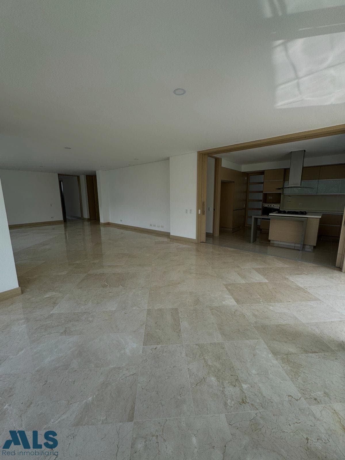 Apartamento en venta en Loma Los Gonzalez, Poblado, Medellín — foto 1 de 32