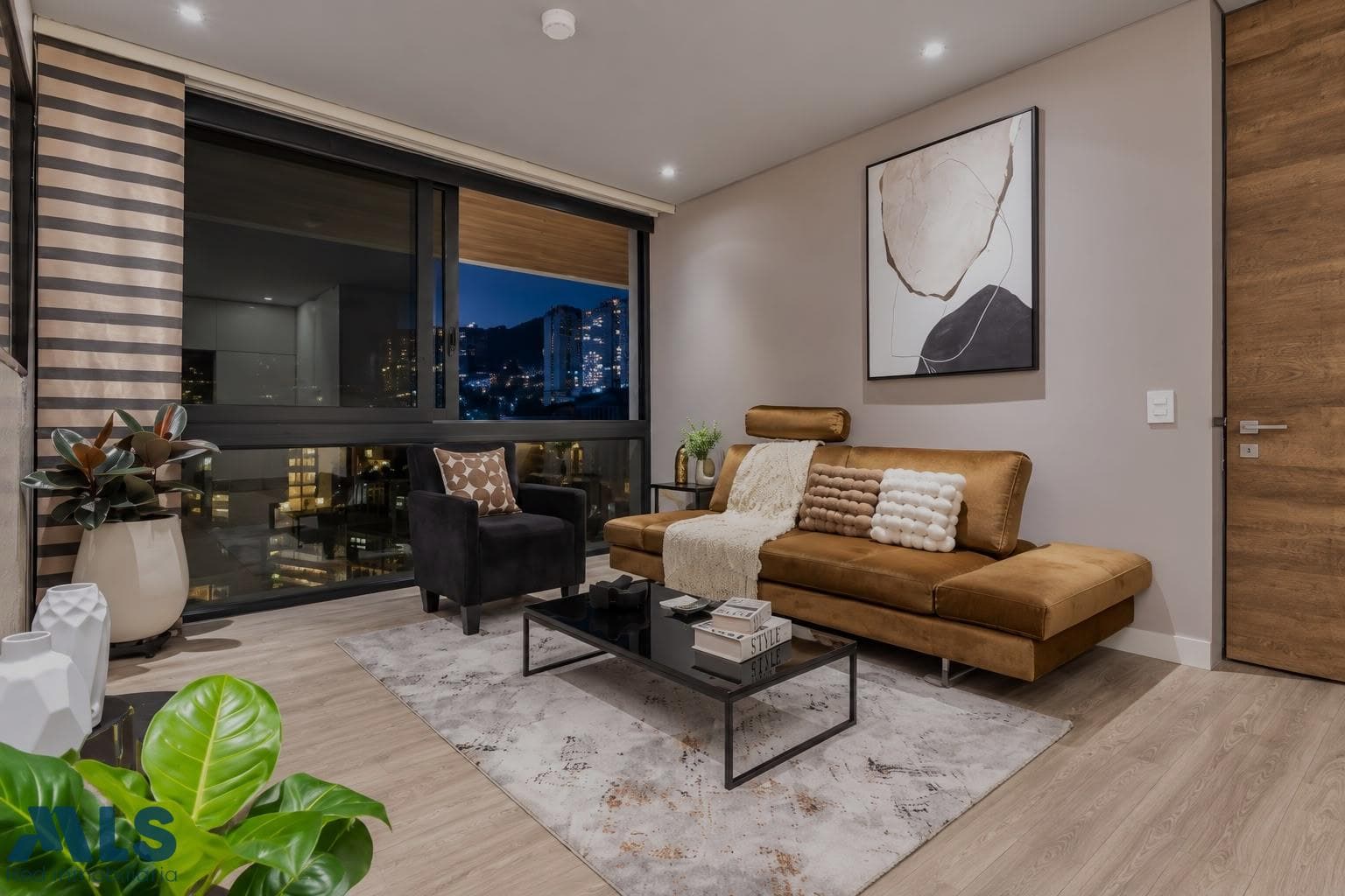 Apartamento en venta en Poblado 2, Medellín — foto 1 de 16