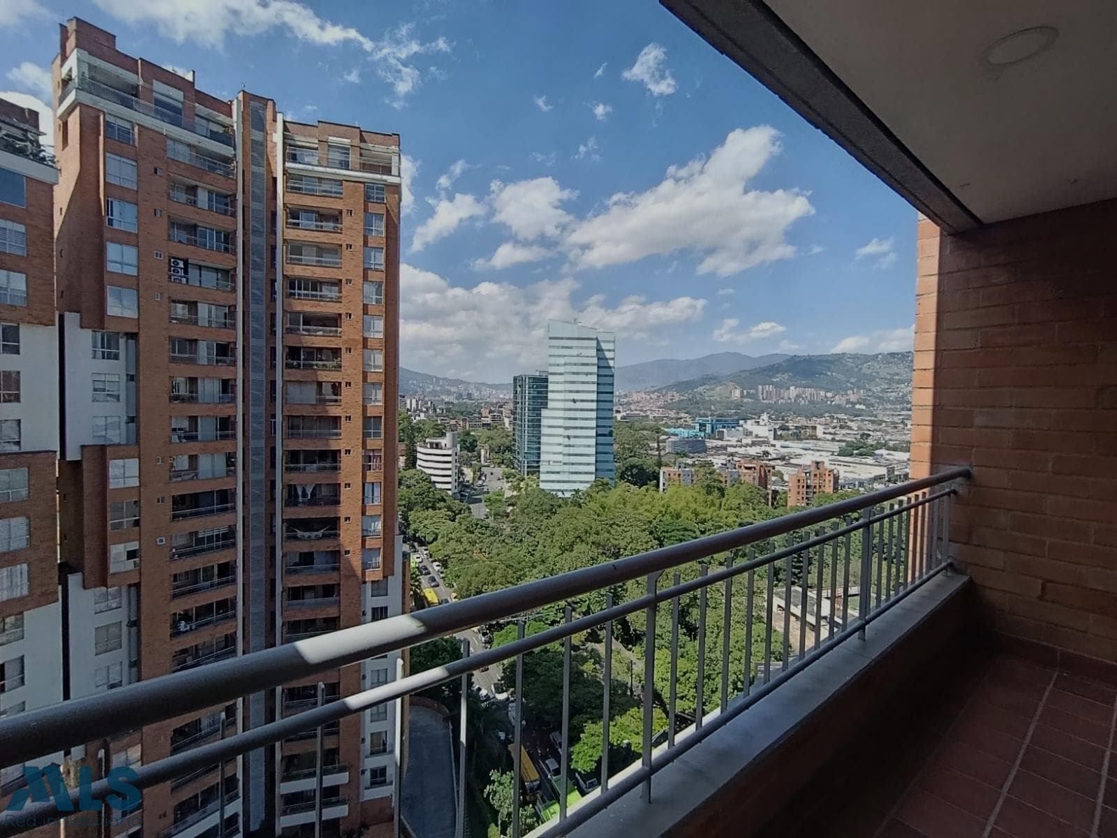 Apartamento en venta en Castropol, Poblado, Medellín — foto 1 de 16