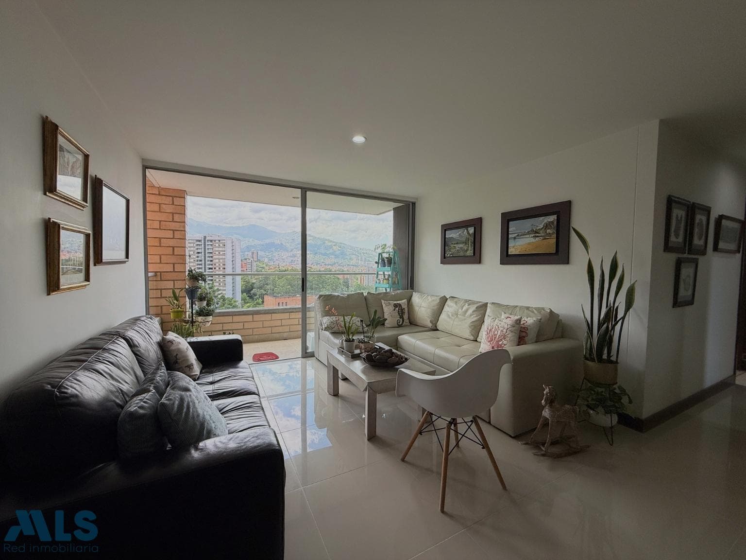Apartamento en venta en La Frontera, Poblado, Medellín — foto 1 de 18