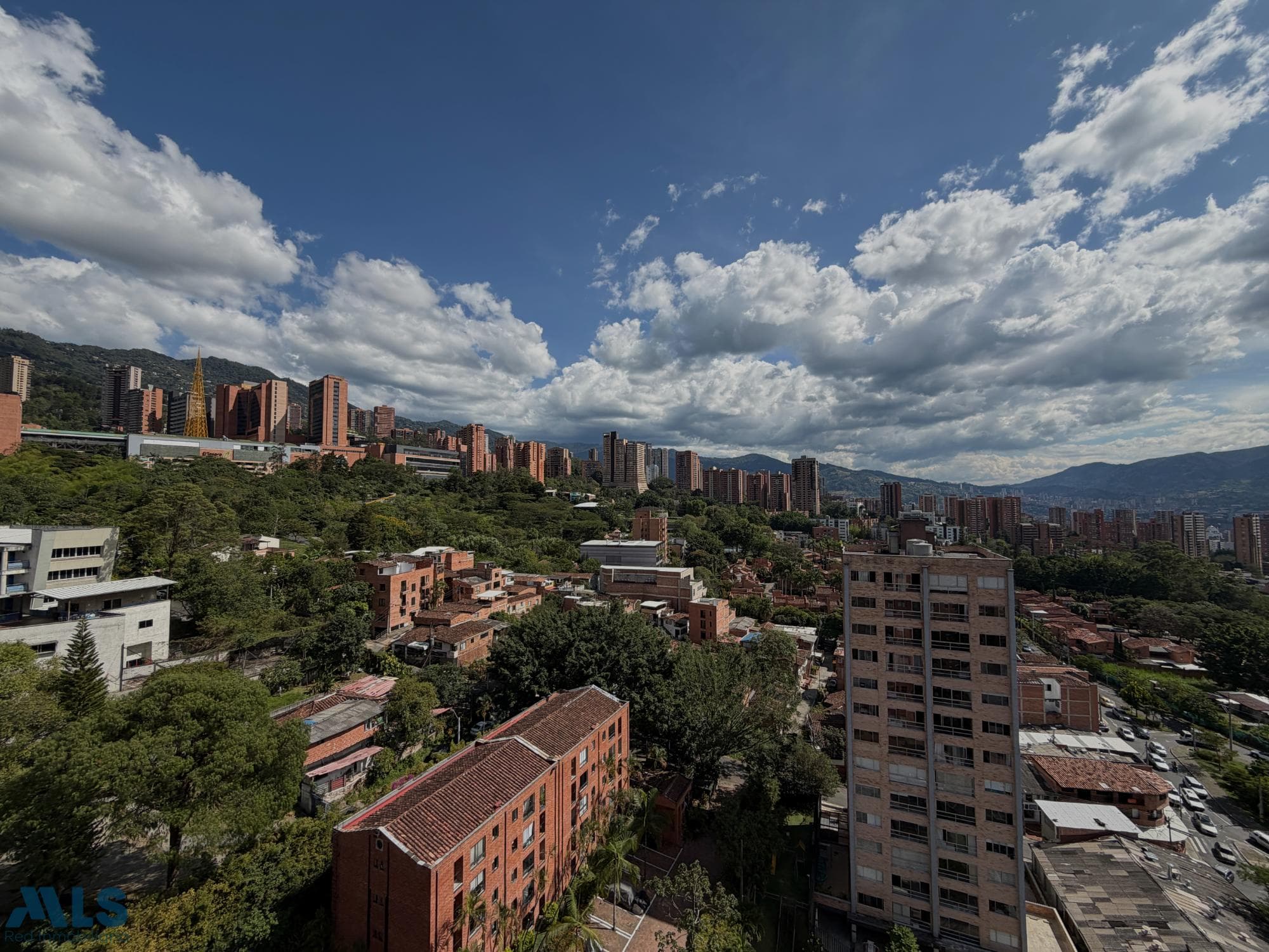 Apartamento en venta en Loma de los Parra, Poblado, Medellín — foto 1 de 14