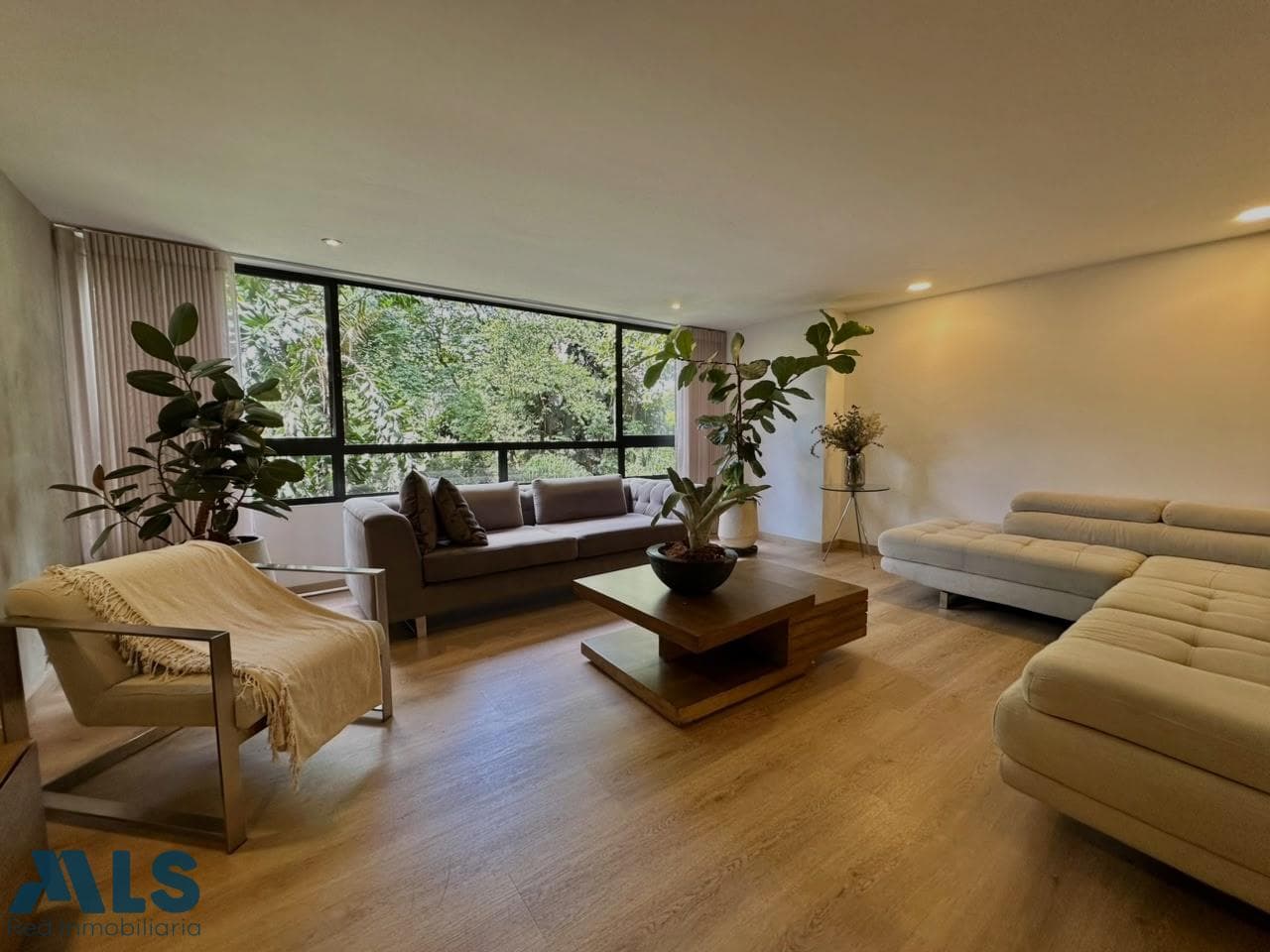Apartamento en venta en El Campestre, Poblado, Medellín — foto 1 de 18