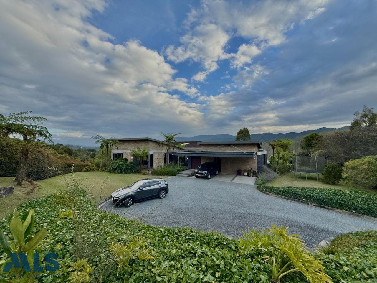 Casa en venta en Alto de las Palmas, Poblado, Medellín — foto 1 de 21