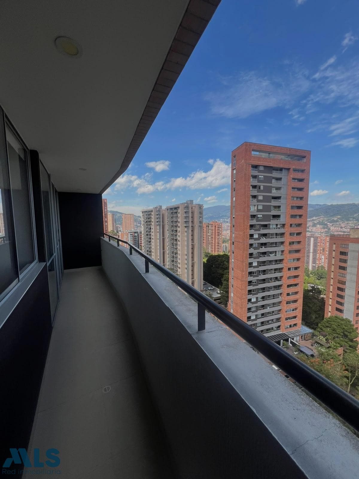 Apartamento en venta en Loma Los Gonzalez, Poblado, Medellín — foto 1 de 20
