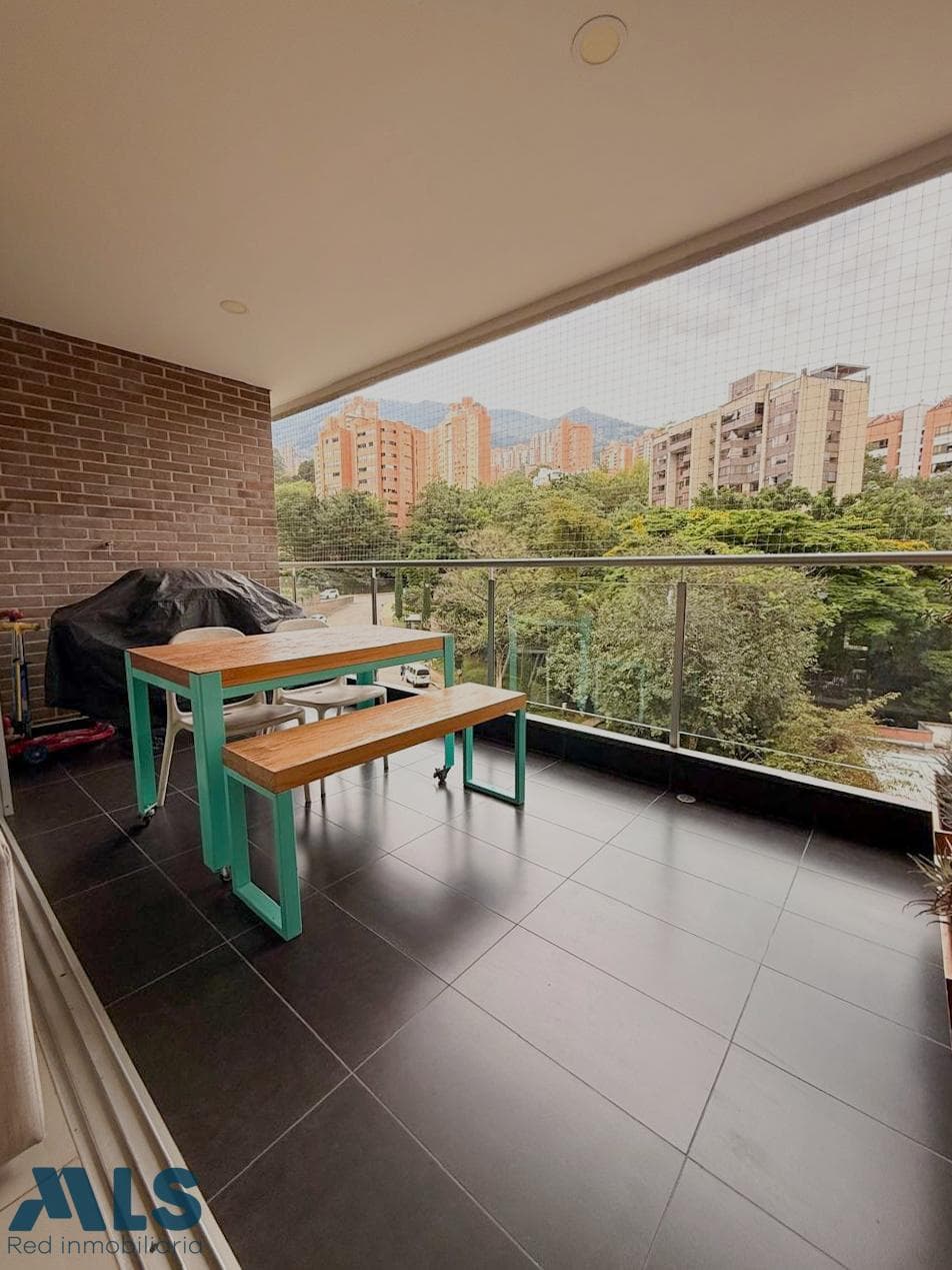 Apartamento en venta en La Florida, Poblado, Medellín — foto 1 de 11