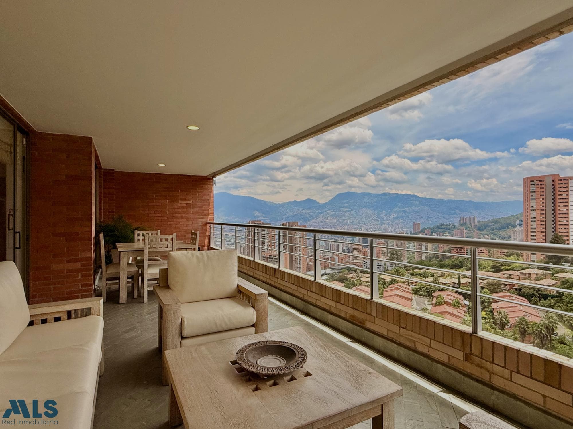 Apartamento en venta en La Calera, Poblado, Medellín — foto 1 de 27