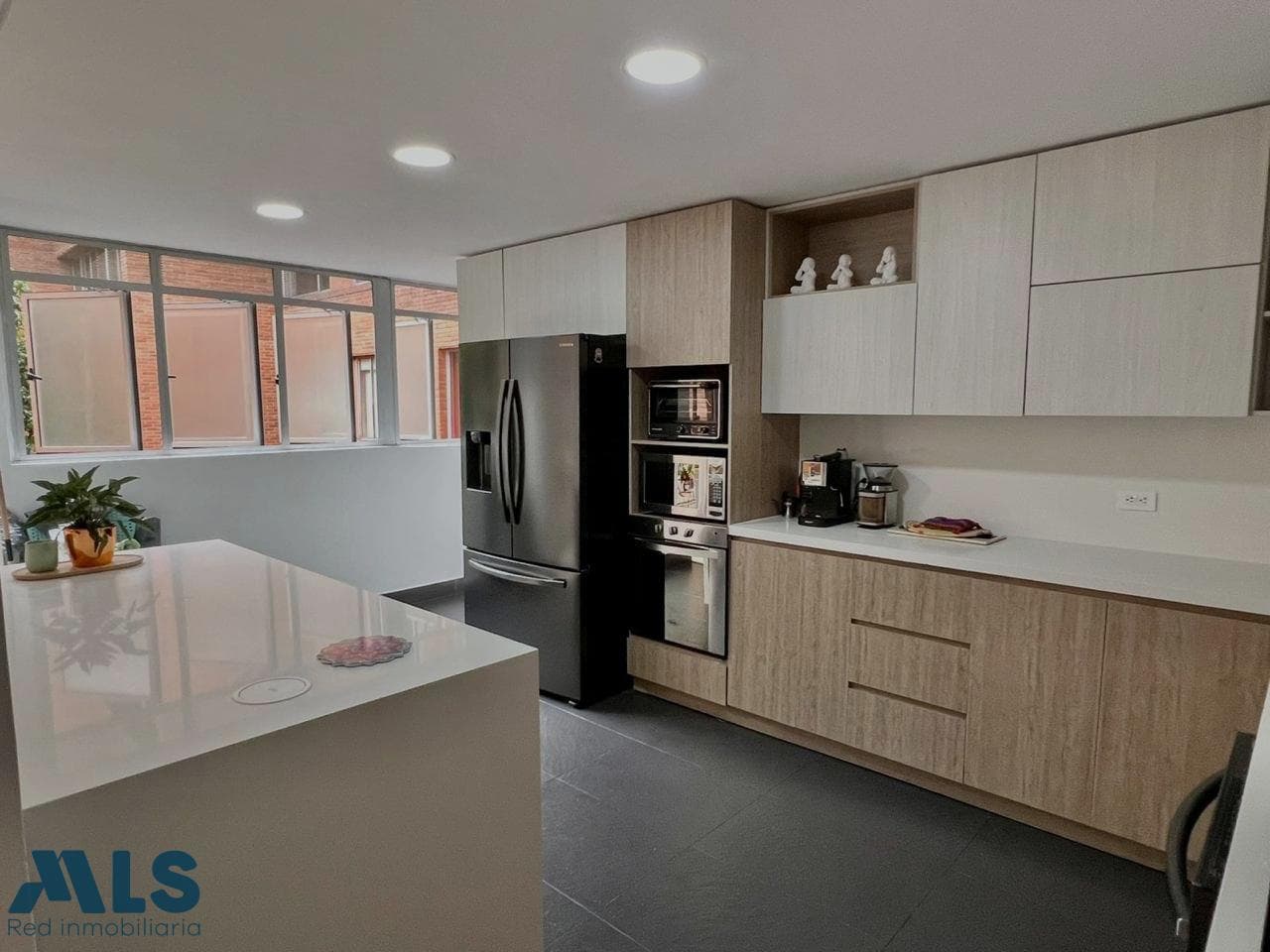 Apartamento en venta en Loma de San Julian, Poblado, Medellín — foto 1 de 11
