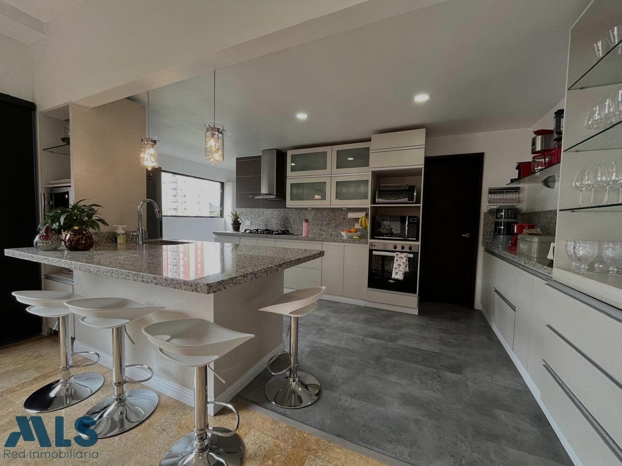 Apartamento en venta en Castropol, Poblado, Medellín — foto 1 de 30