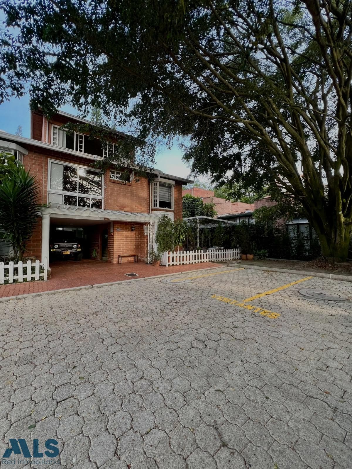 Casa en venta en La Concha, Poblado, Medellín — foto 1 de 45