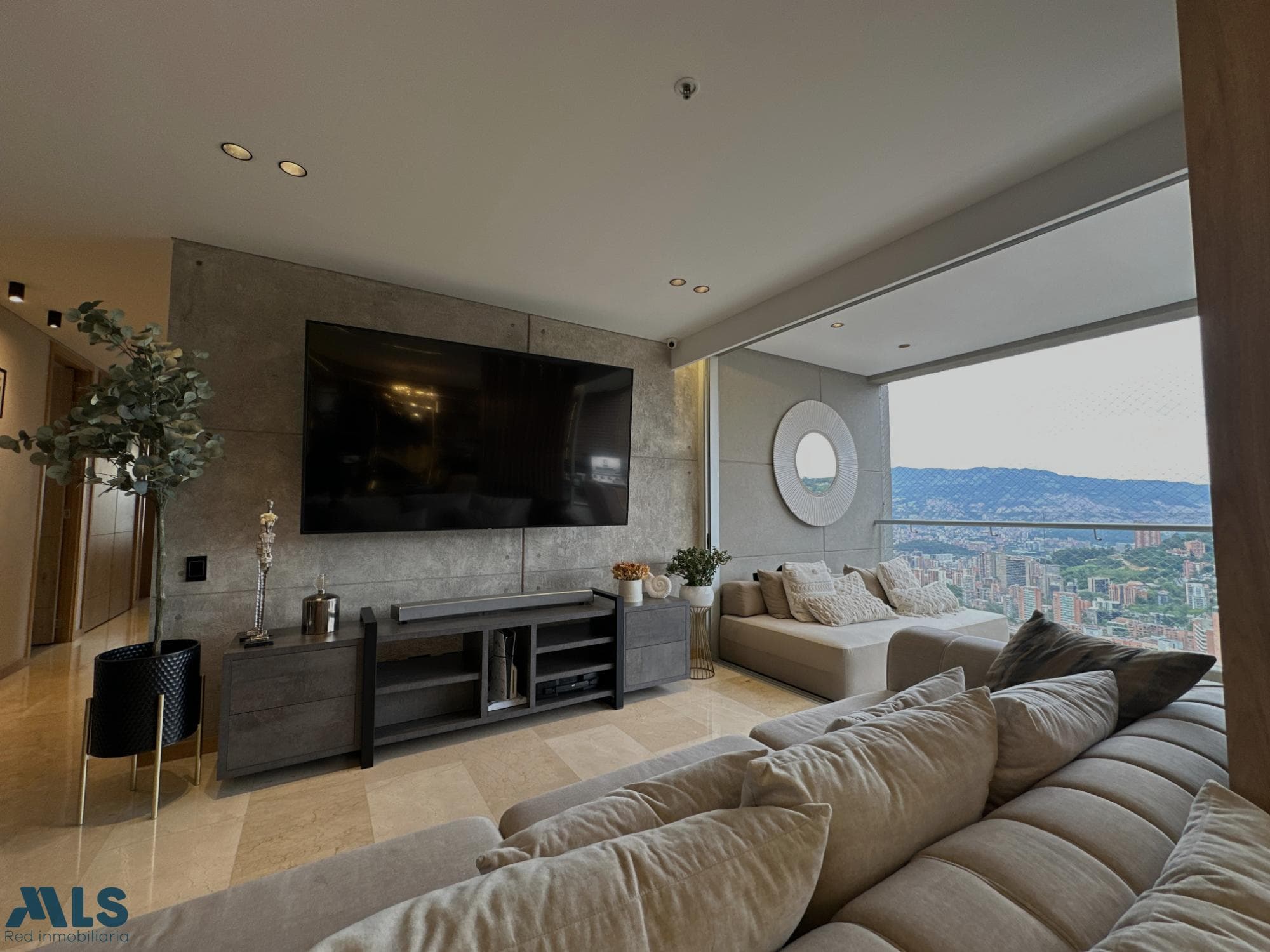 Apartamento en venta en La Calera, Poblado, Medellín — foto 1 de 11