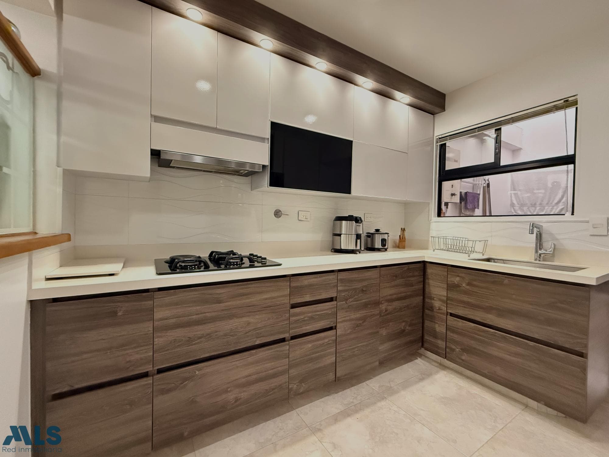 Casa en venta en El Tesoro, Poblado, Medellín — foto 1 de 26
