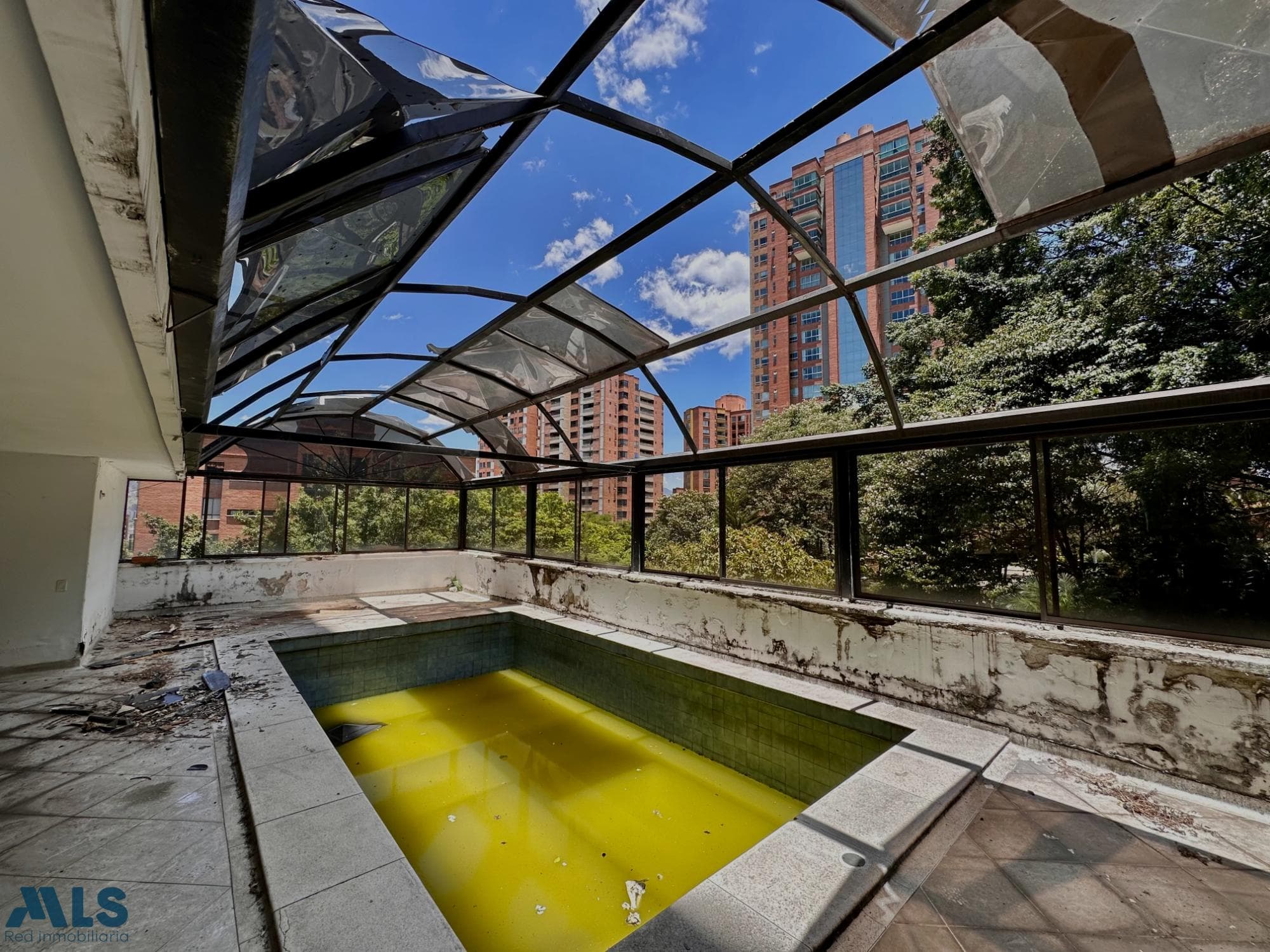 Apartamento en venta en El Campestre, Poblado, Medellín — foto 1 de 33