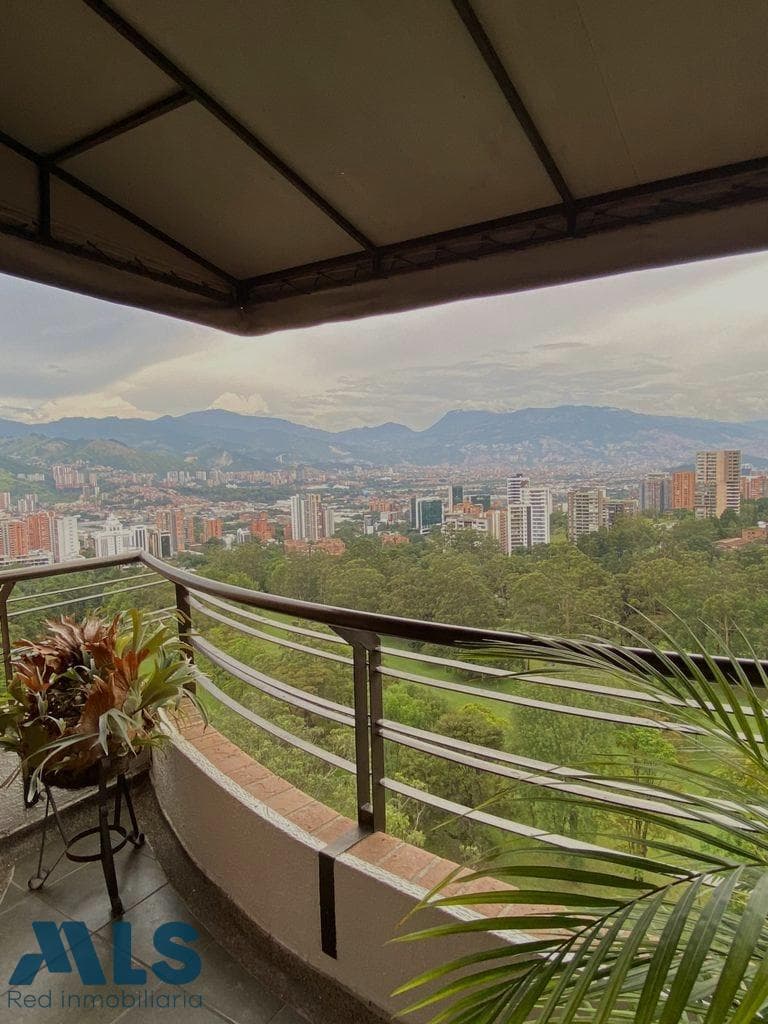 Apartamento en venta en El Campestre, Poblado, Medellín — foto 1 de 19