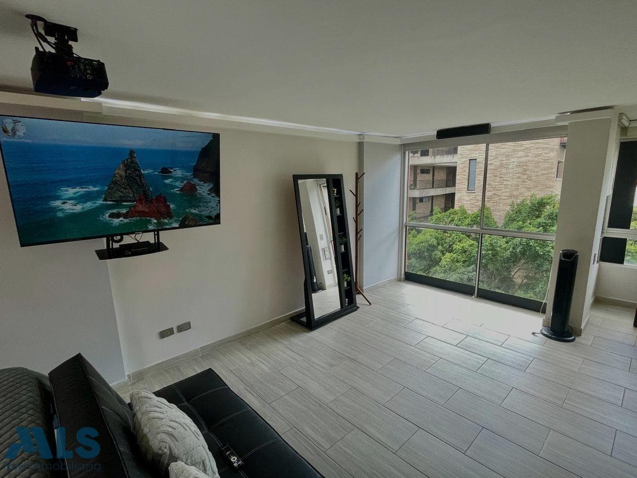 Apartamento en venta en Lalinde, Poblado, Medellín — foto 1 de 14