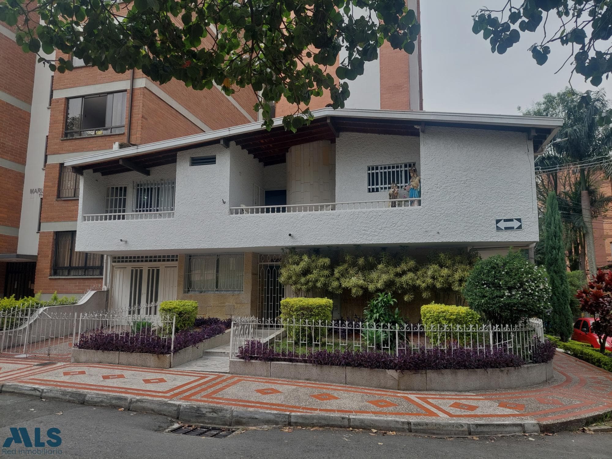 Casa en venta en Laureles, Medellín — foto 1 de 33