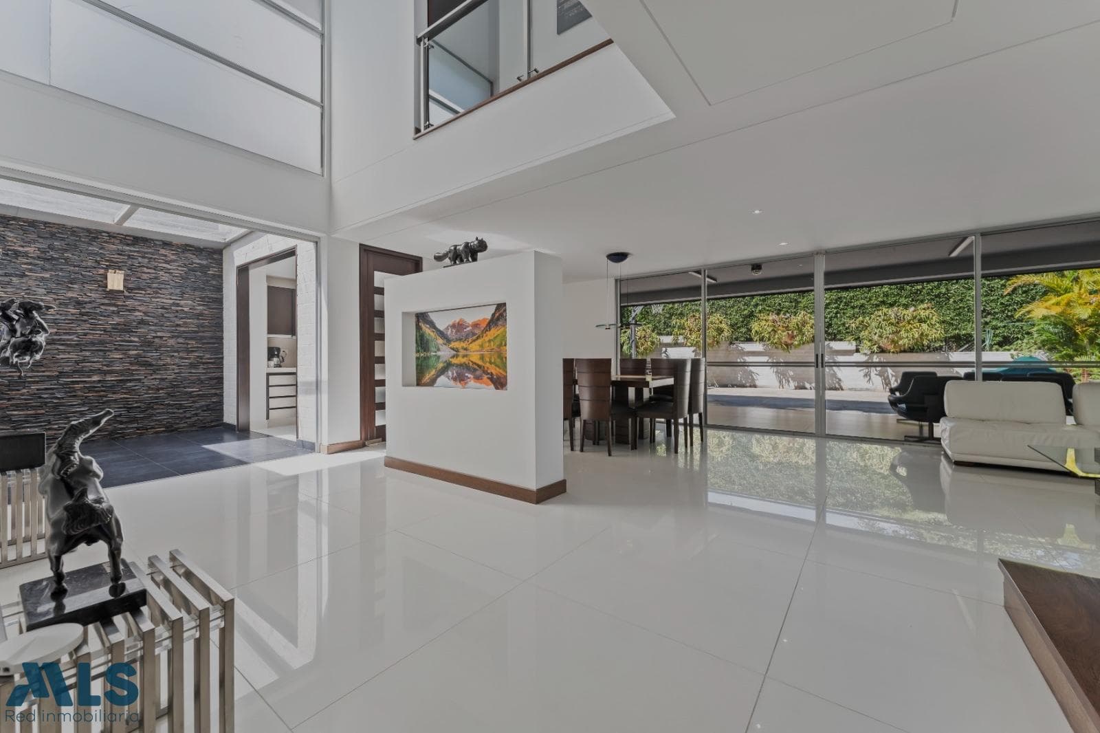 Casa en venta en San Lucas, Poblado, Medellín — foto 1 de 31