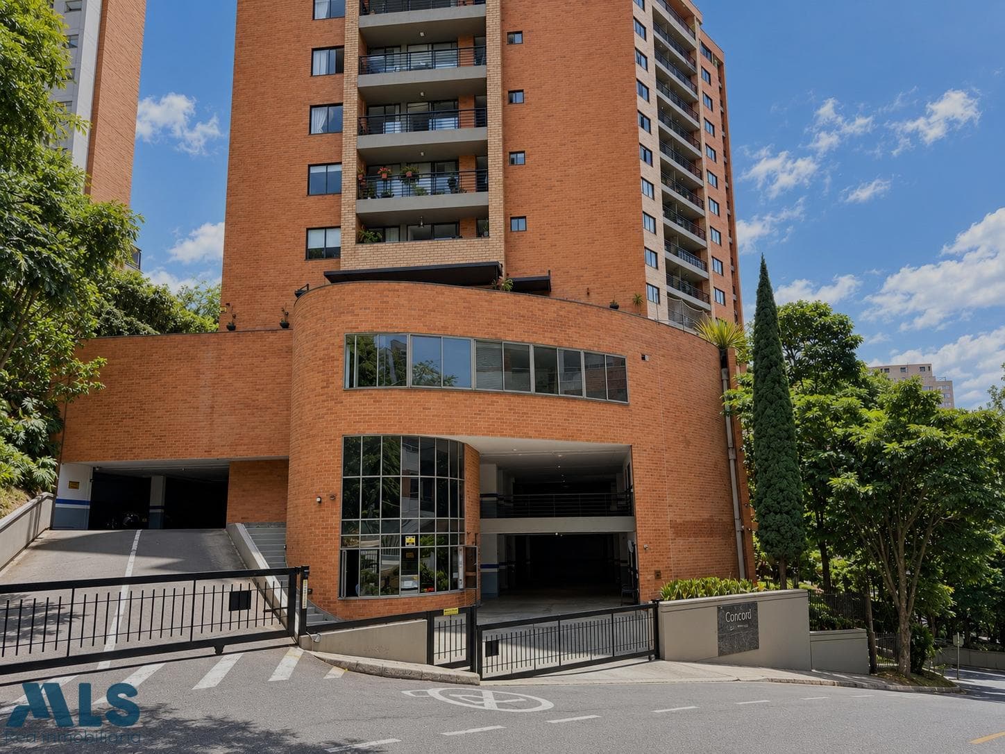 Apartamento en venta en Loma del Encierro, Poblado, Medellín — foto 1 de 39
