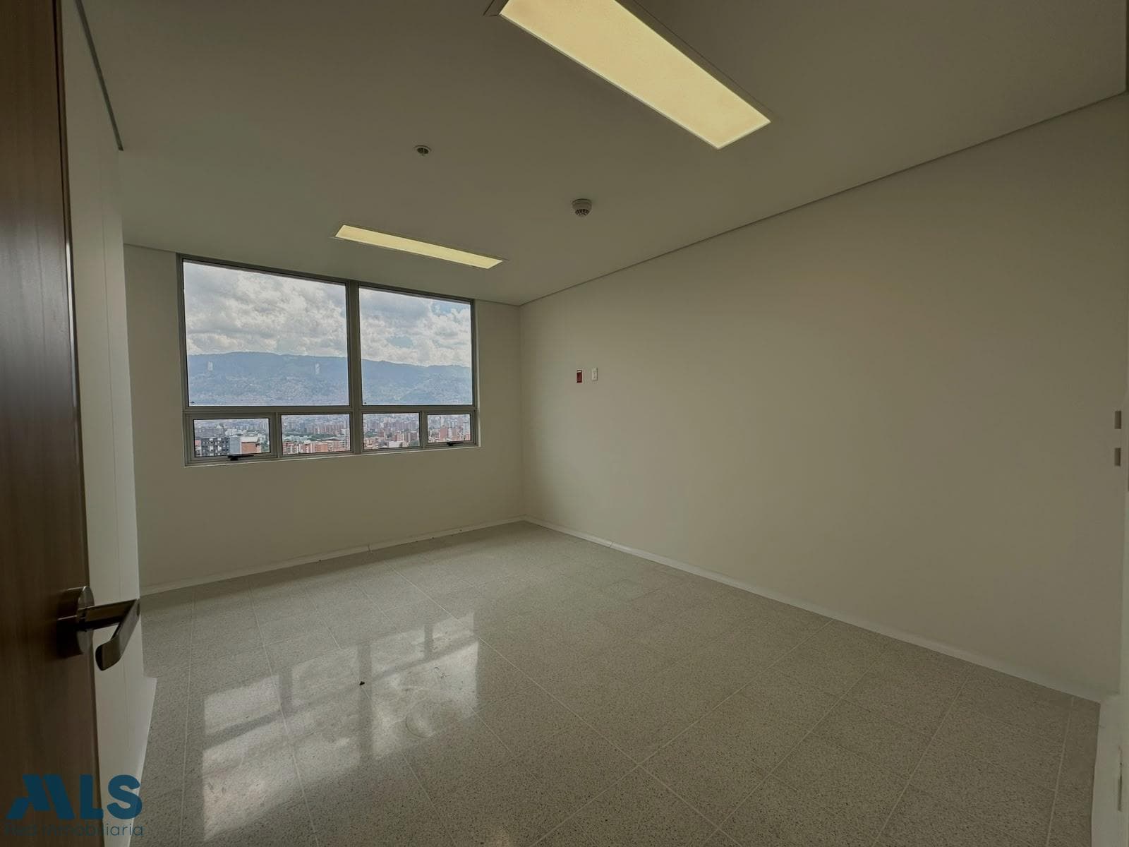 Consultorio en venta en Los Pinos, Occidente, Medellín — foto 1 de 8